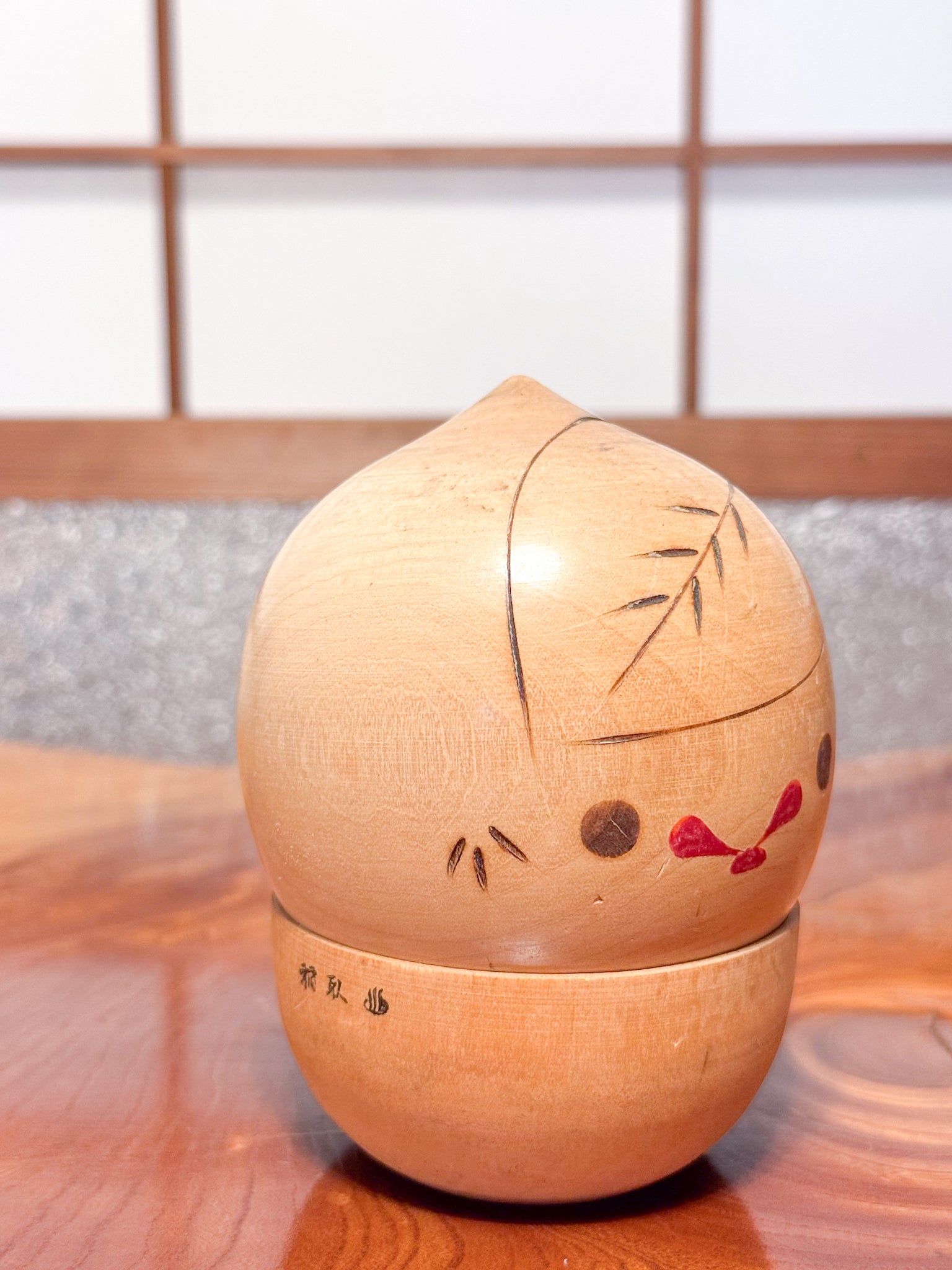 Kokeshi nature bois naturel sur socle de côté