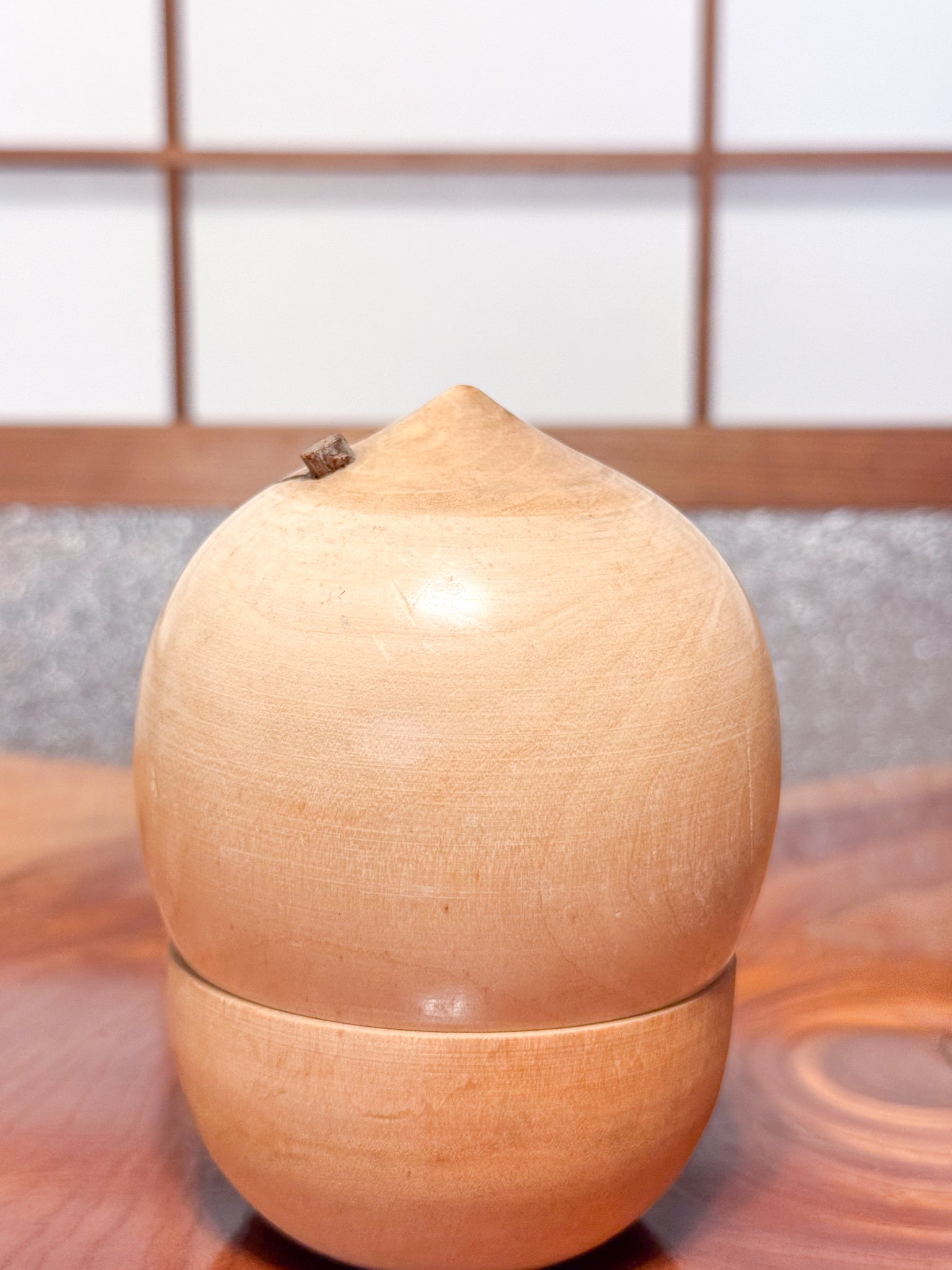 Kokeshi nature bois naturel sur socle de dos