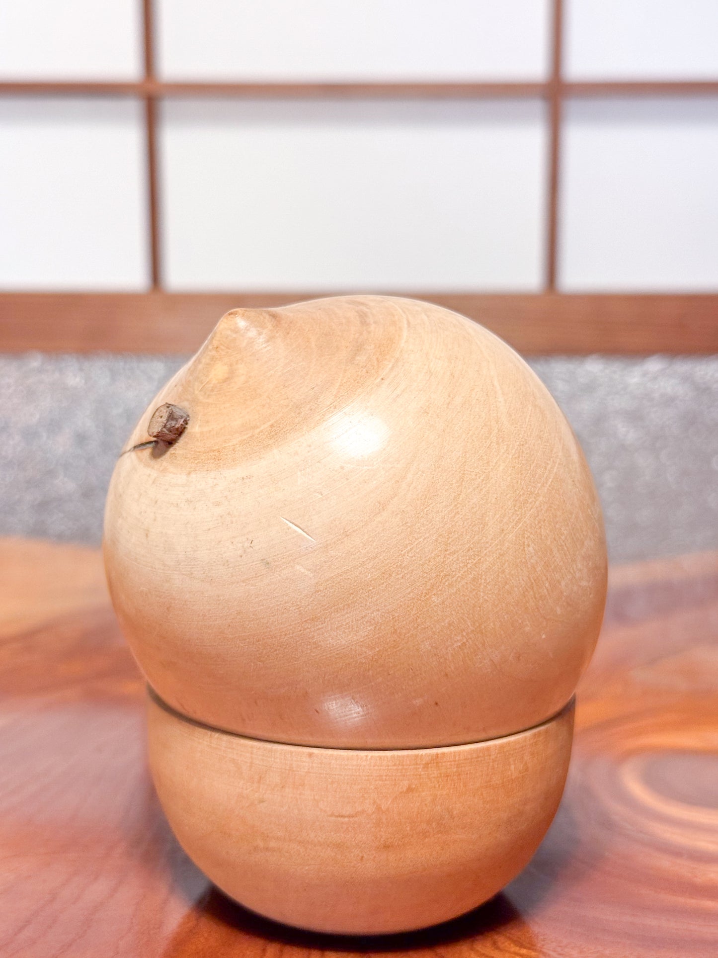 Kokeshi nature bois naturel sur socle dos tête penchée