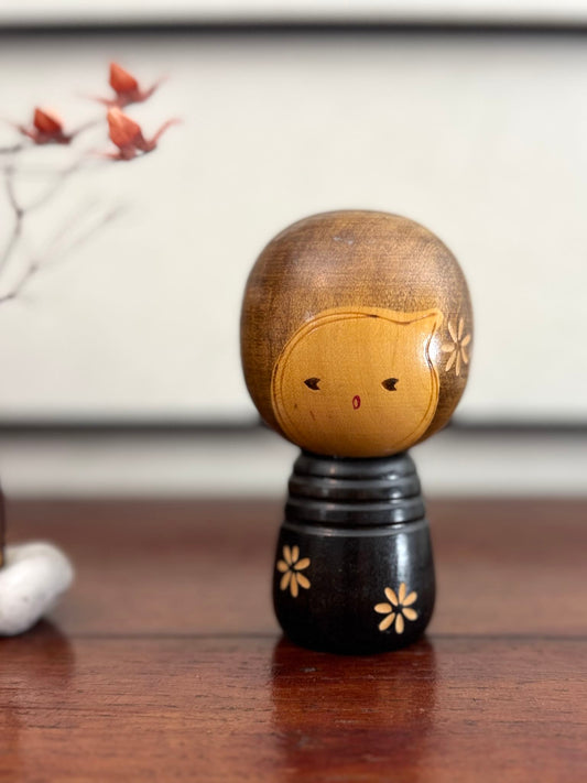 Petite Kokeshi en bois de Takeda Masashi à fleurs face