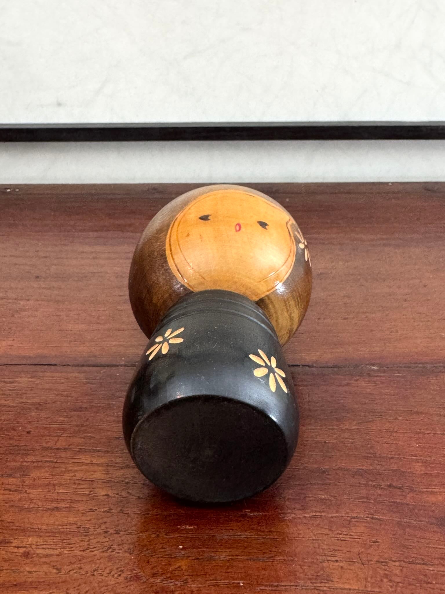 Petite Kokeshi en bois de takeda Masashi à fleurs vue dessous