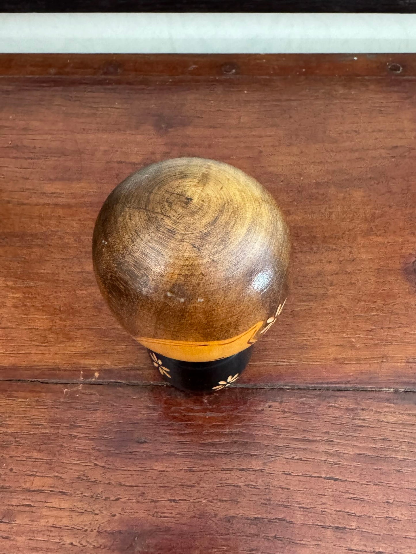 Petite Kokeshi en bois de takeda Masashi à fleurs vue dessus