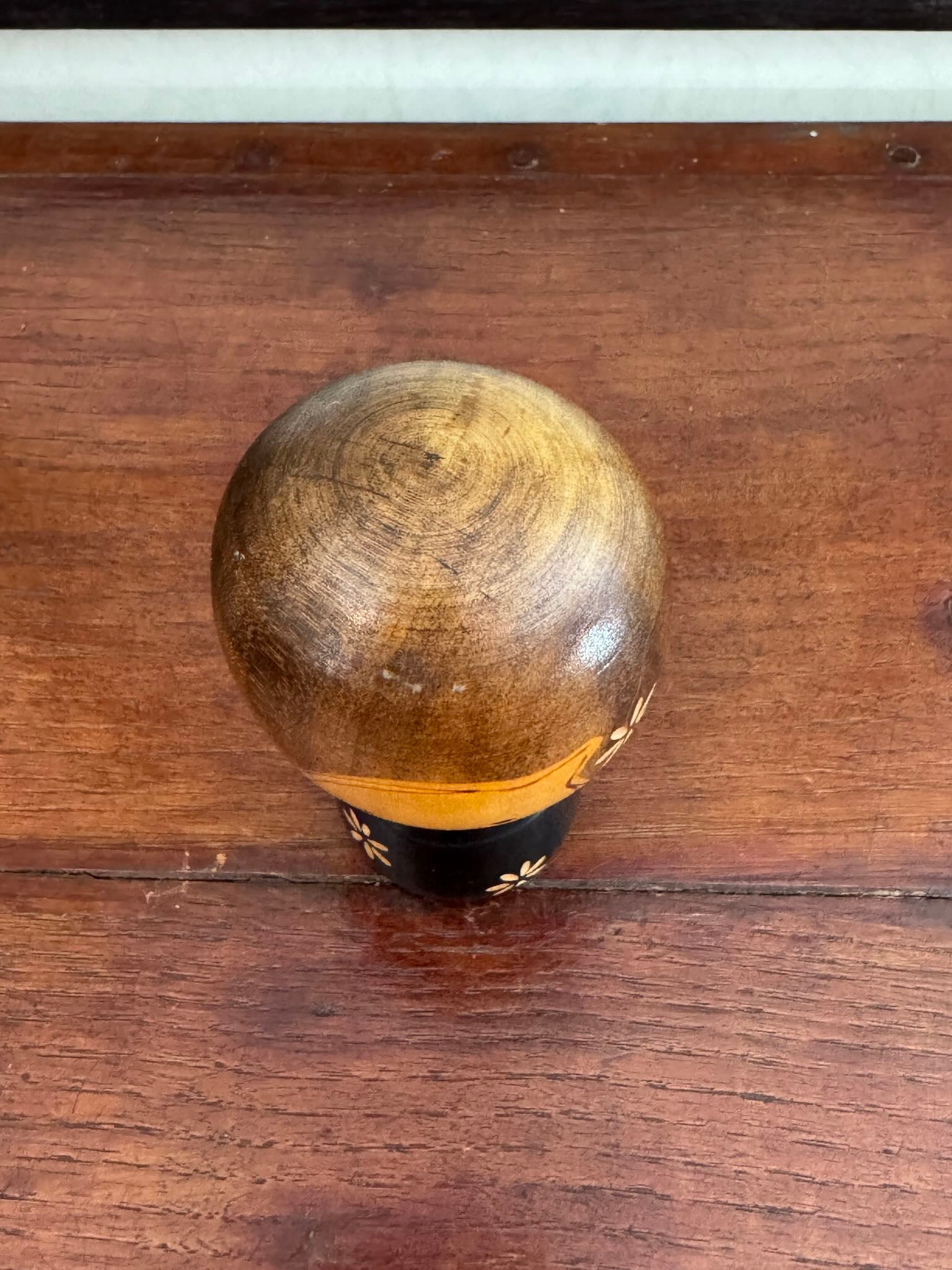 Petite Kokeshi en bois de takeda Masashi à fleurs vue dessus