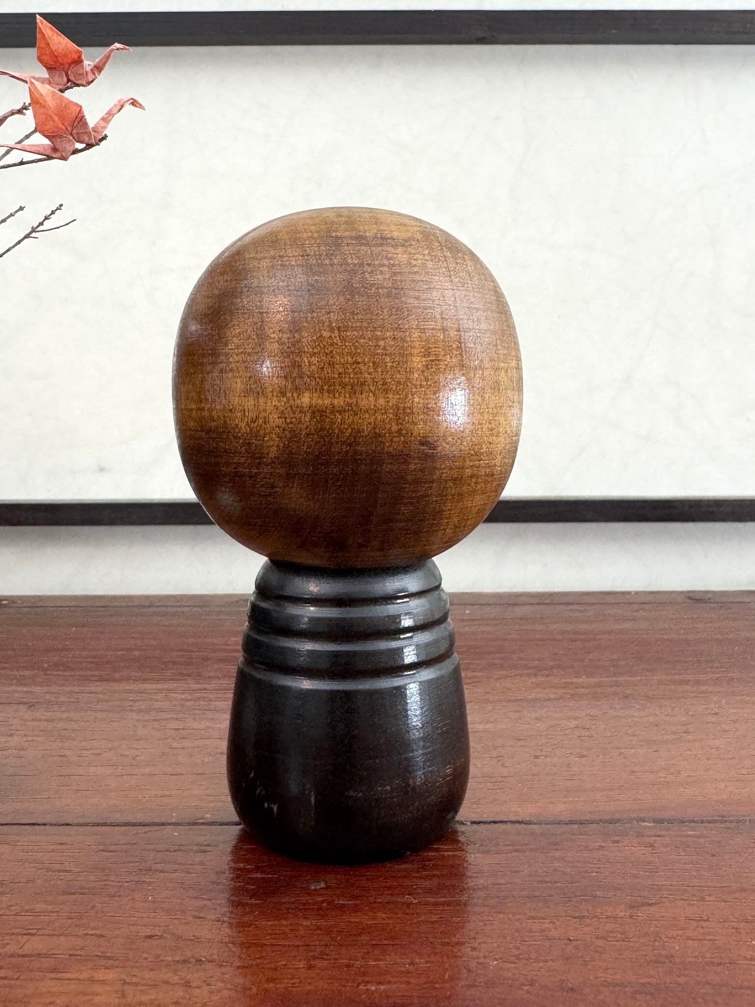Petite Kokeshi en bois de takeda Masashi à fleurs de dos