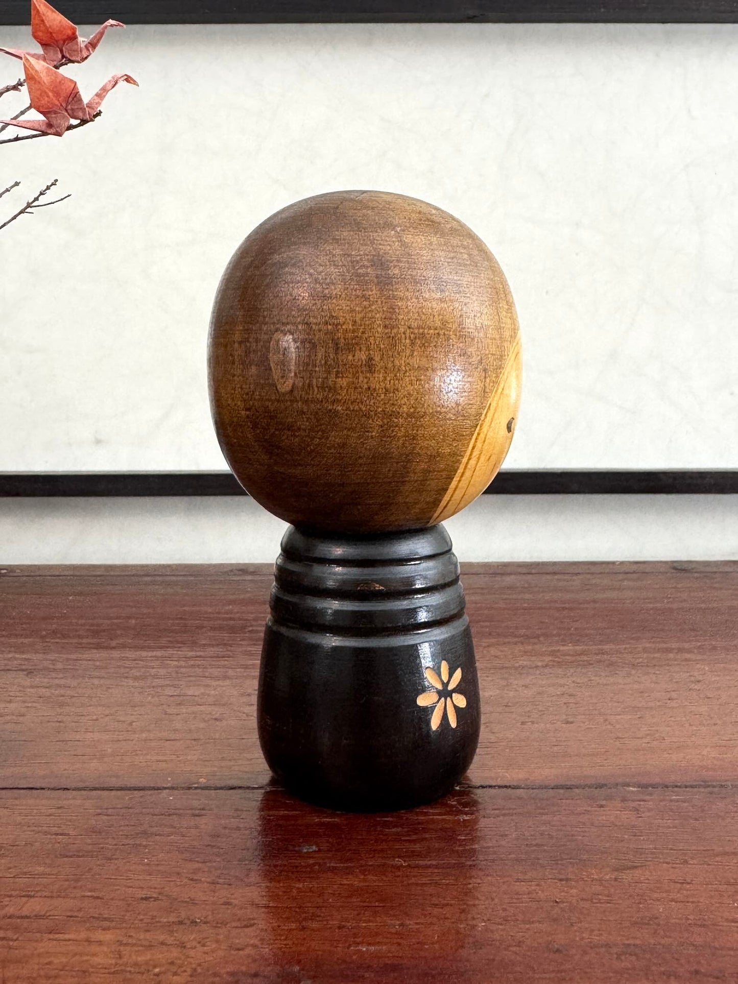 Petite Kokeshi en bois de takeda Masashi à fleurs profil 2