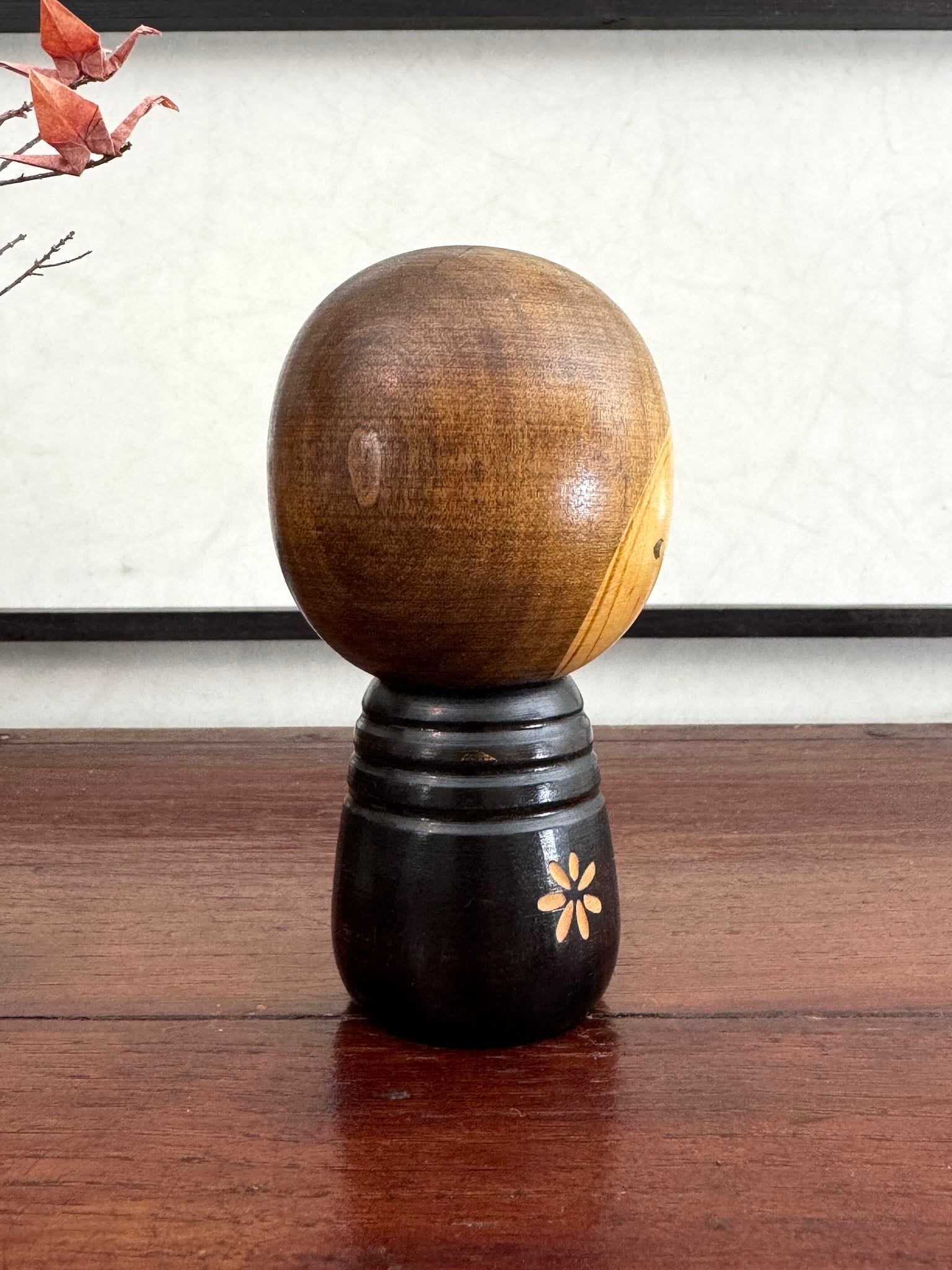 Petite Kokeshi en bois de takeda Masashi à fleurs profil 2