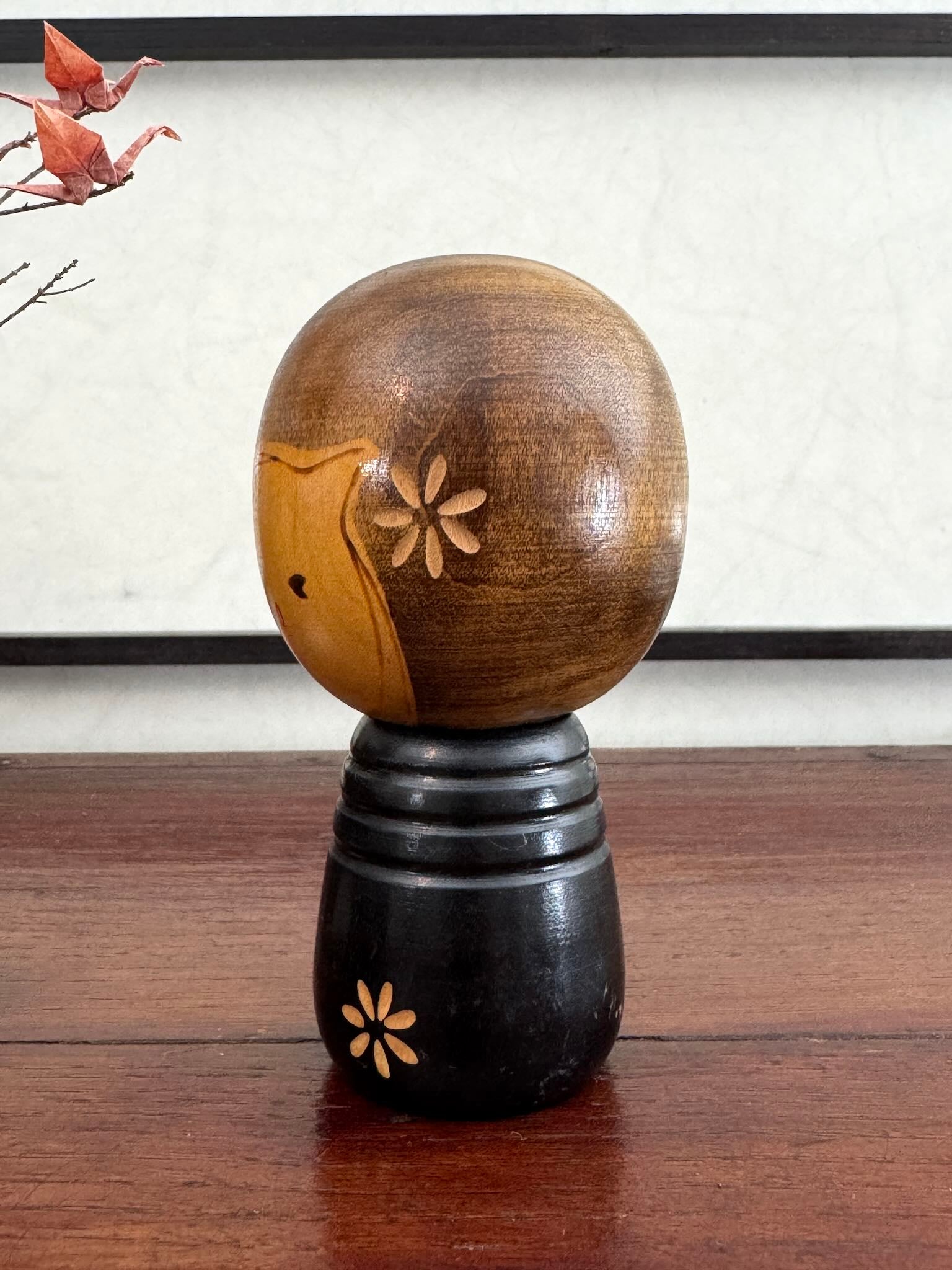 Petite Kokeshi en bois de takeda Masashi à fleurs profil