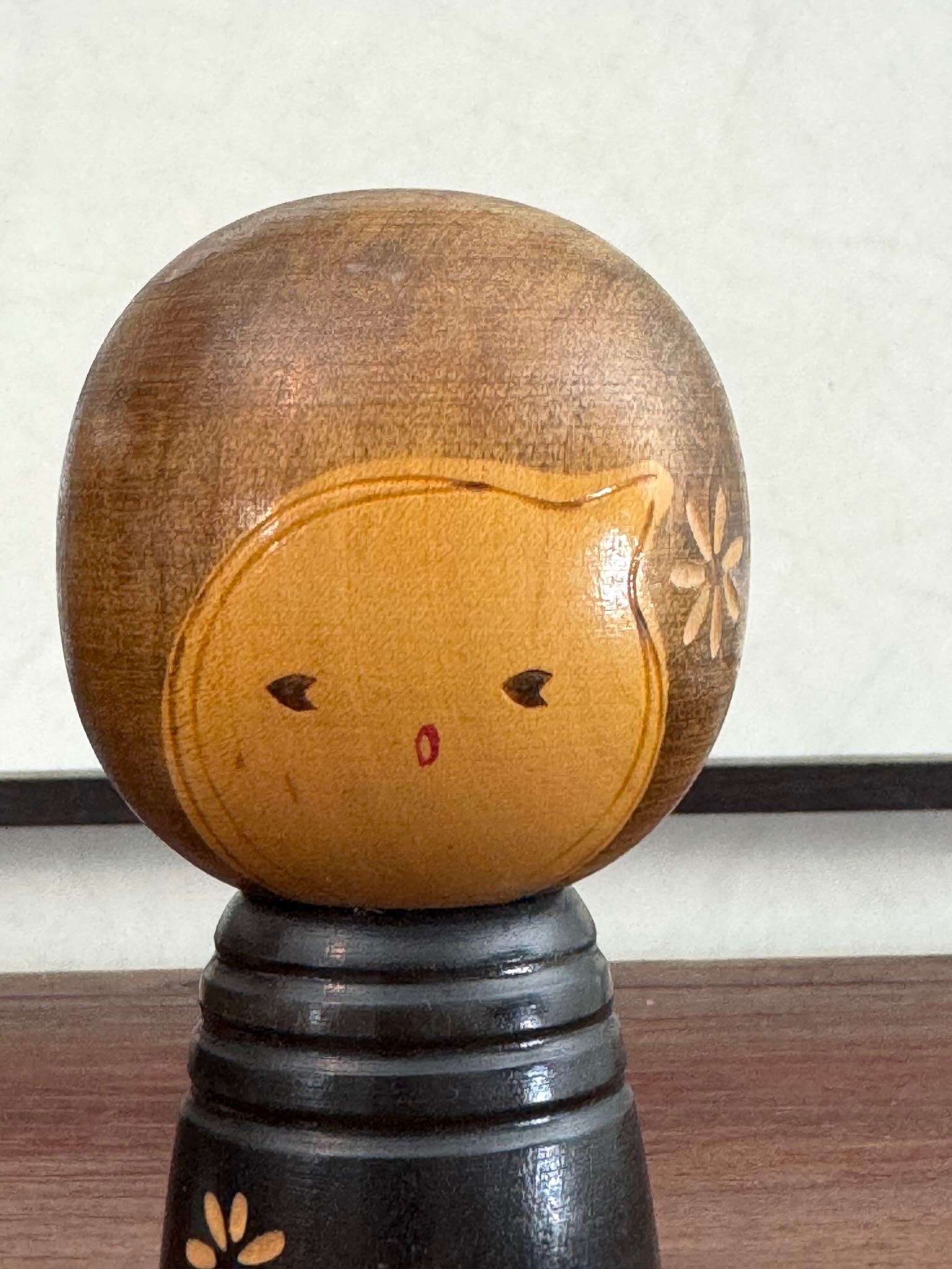 Petite Kokeshi en bois de takeda Masashi à fleurs tête