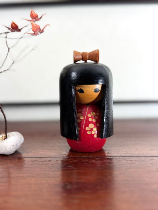 Kokeshi Gunma de l'artisan Kenji Kotani, cheveux longs et fleurs, de face