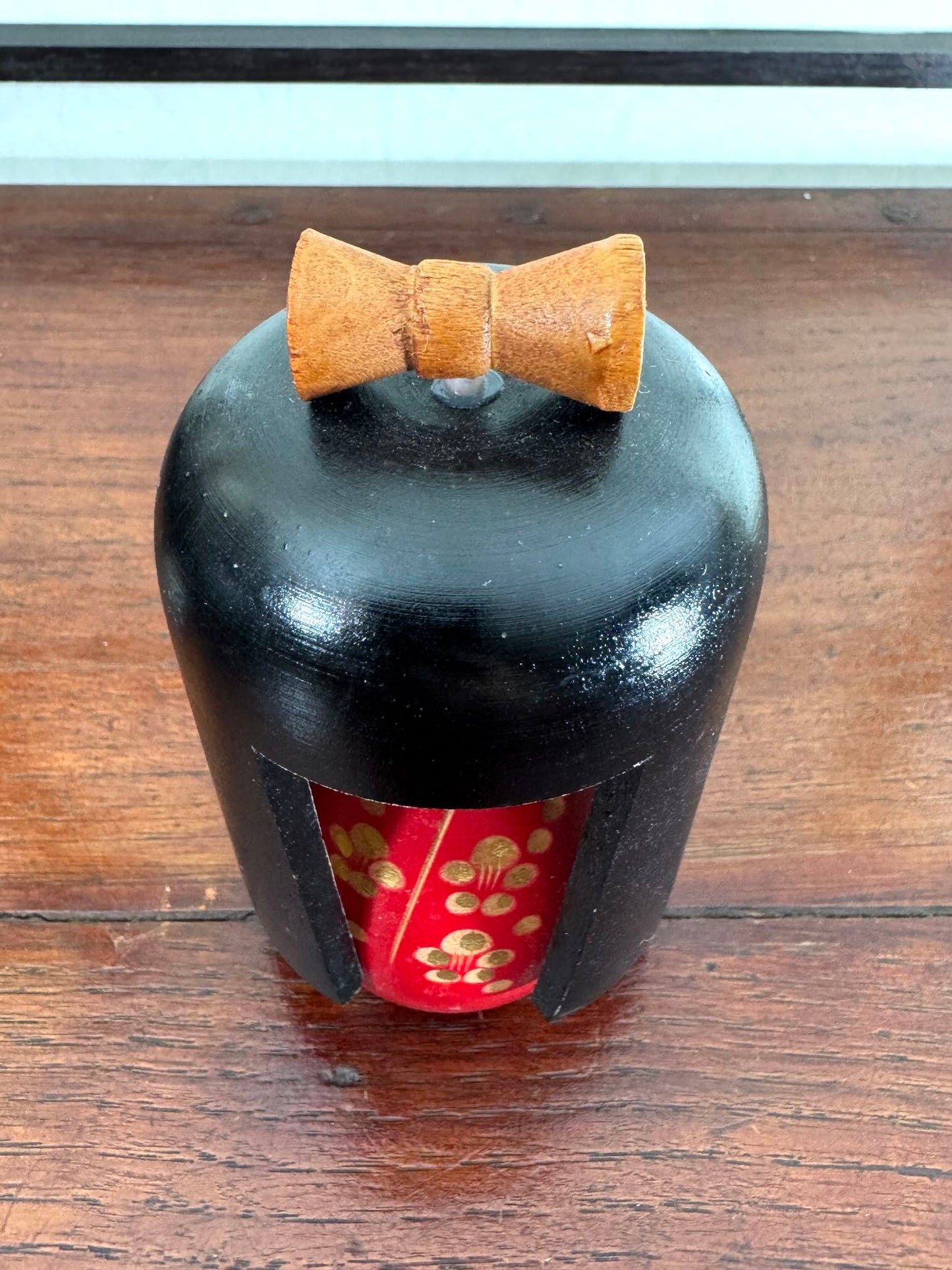 Kokeshi Gunma de l'artisan Kenji Kotani, cheveux longs et fleurs, noeud dessus