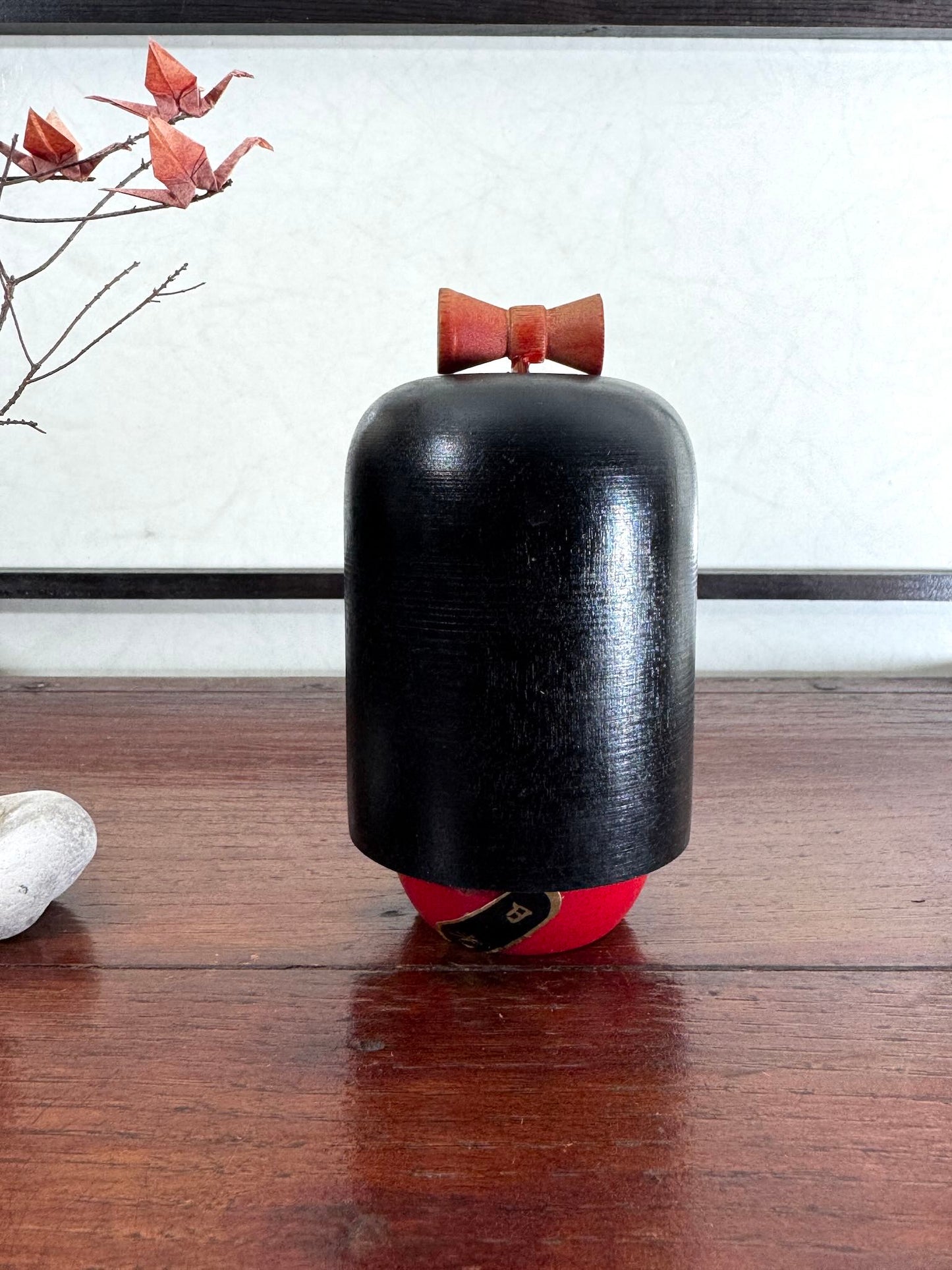 Kokeshi Gunma de l'artisan Kenji Kotani, cheveux longs et fleurs, de dos