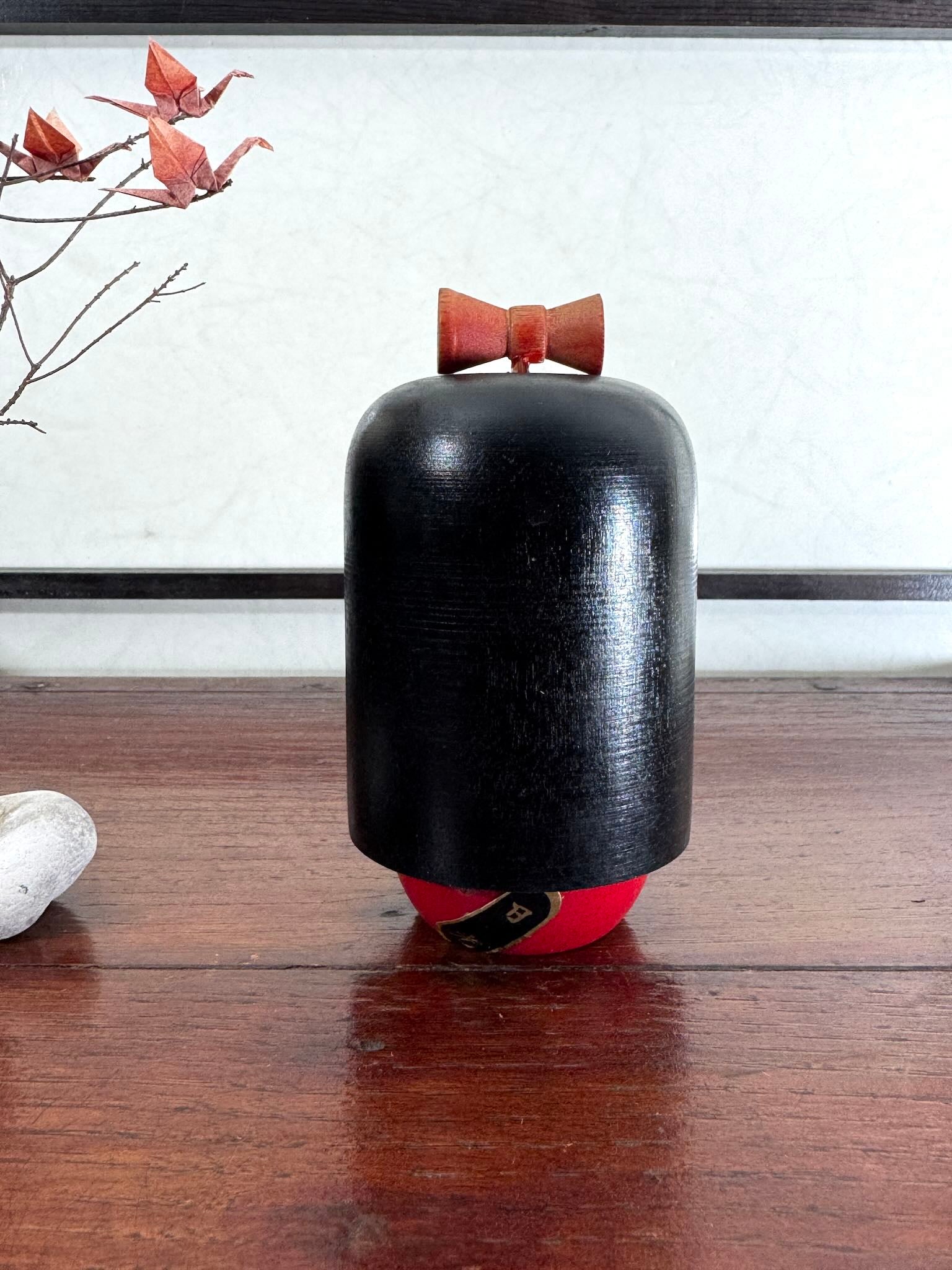 Kokeshi Gunma de l'artisan Kenji Kotani, cheveux longs et fleurs, de dos
