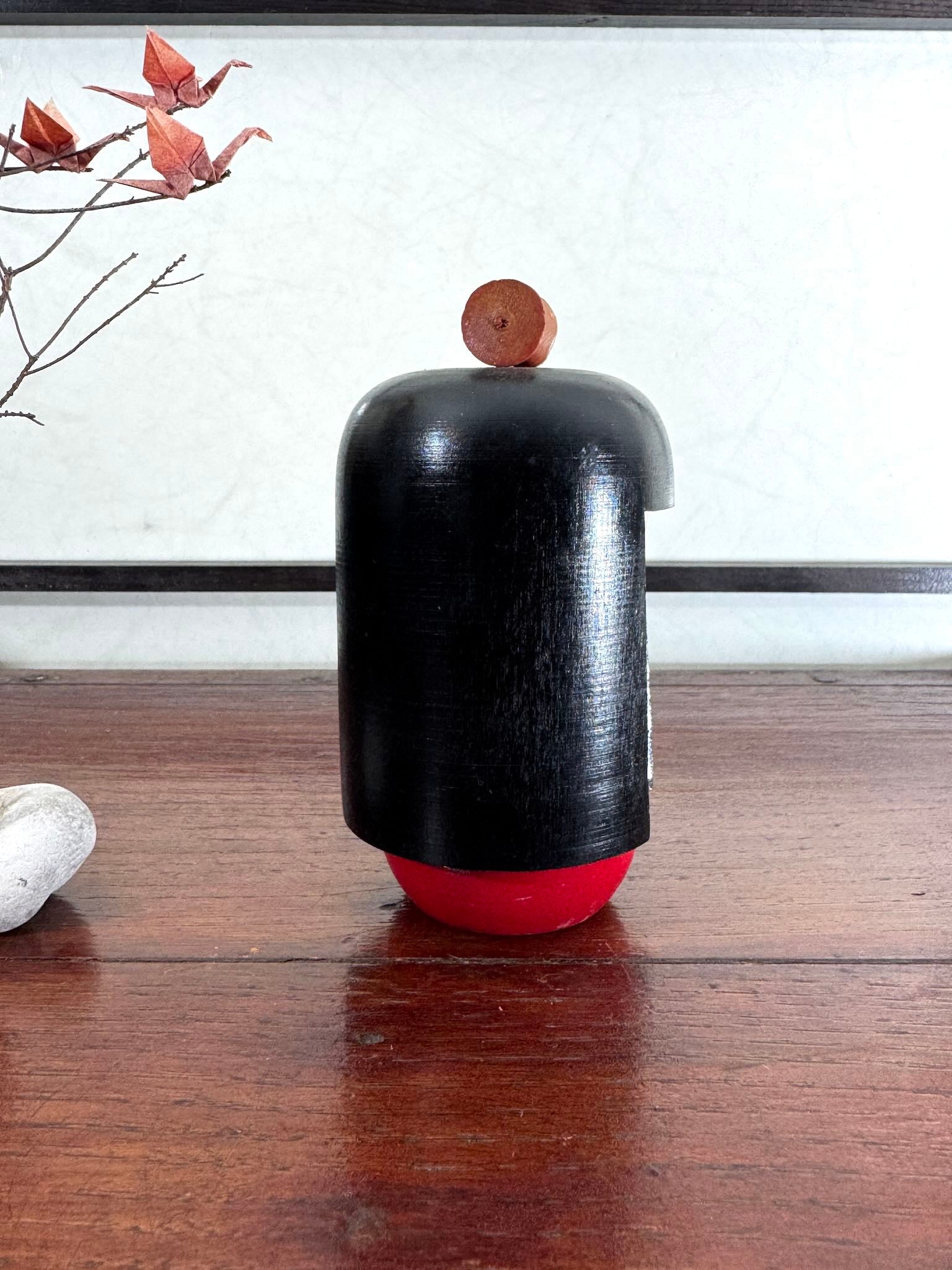 Kokeshi Gunma de l'artisan Kenji Kotani, cheveux longs et fleurs, profil 2