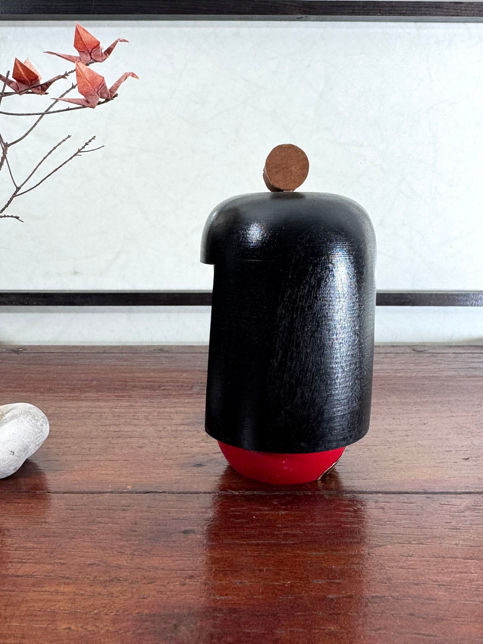 Kokeshi Gunma de l'artisan Kenji Kotani, cheveux longs et fleurs, profil 1