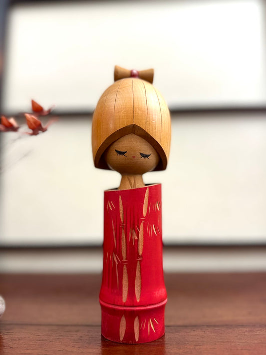 Poupée Kokeshi rouge gravée bambou, face