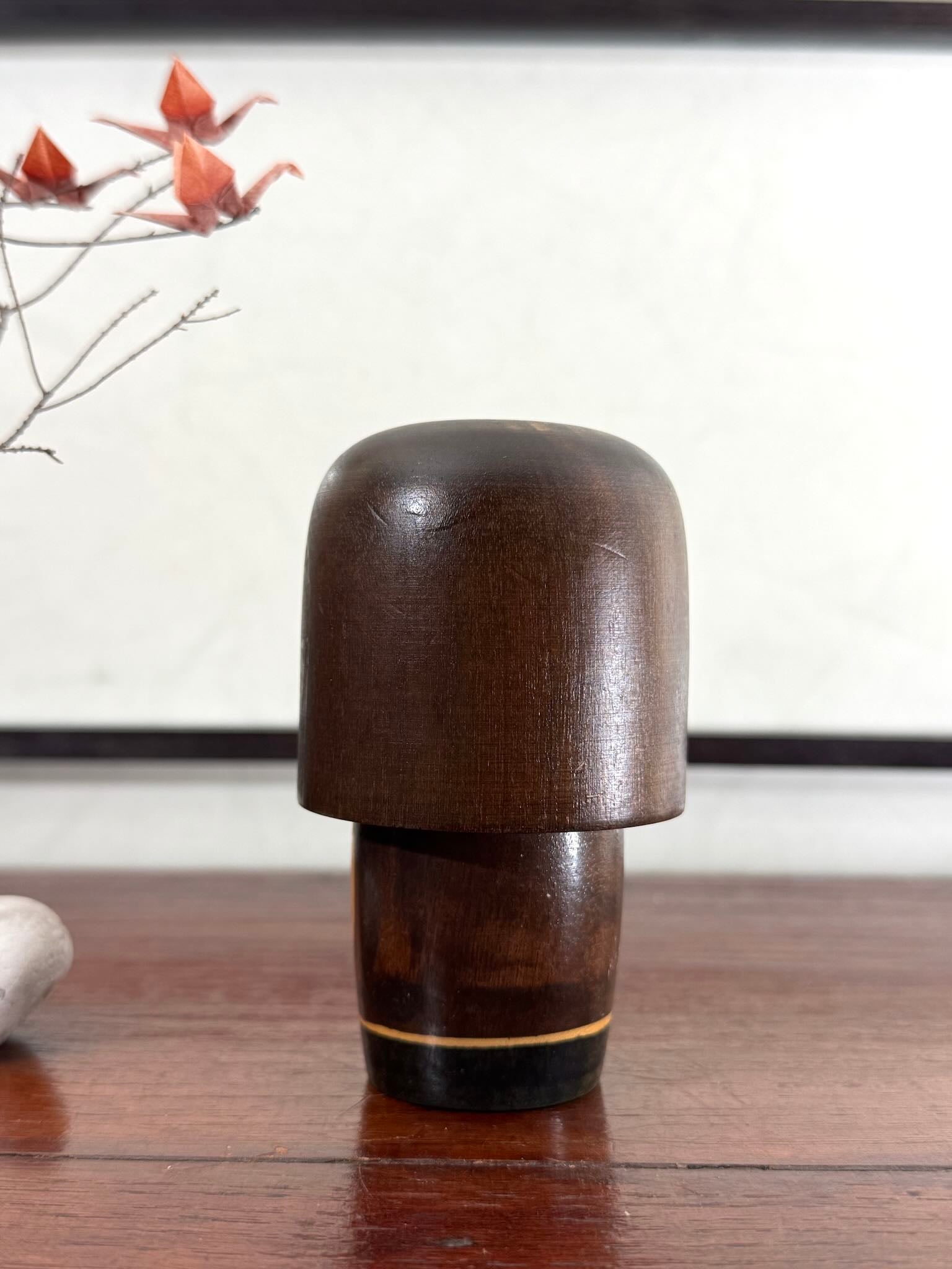 Petite kokeshi Gunma Ozawa Shiun en bois avec longue chevelure brune, kimono brun avec fleurs et obi rouge, vue dos