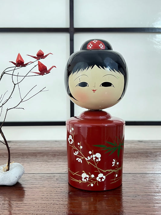kokeshi poupée japonaise en laque rouge motif branche de cerisier en fleur