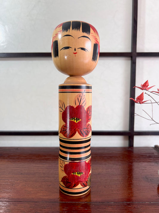 kokeshi poupée japonaise en bois, fleurs de camélia rouge peint sur le corps
