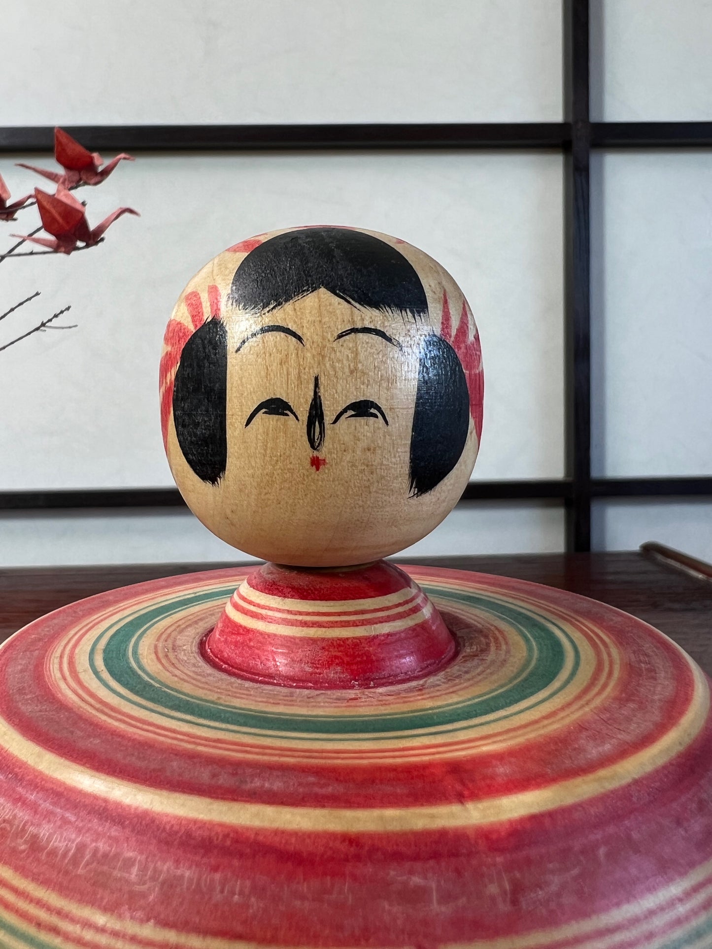 Kokeshi de style Sakunami de Hiraga Tadashi   | Forme Ejiko, bébé dans son panier tête