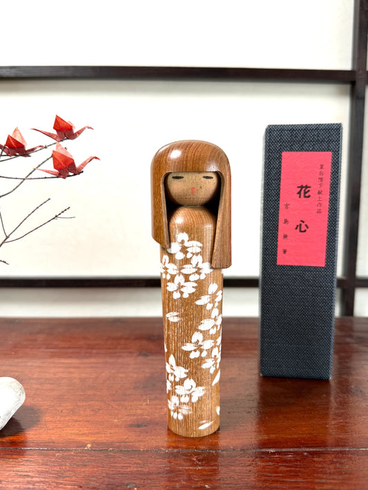 kokeshi, poupée japonaise en bois décoré de fleurs blanches, avec boite d'origine