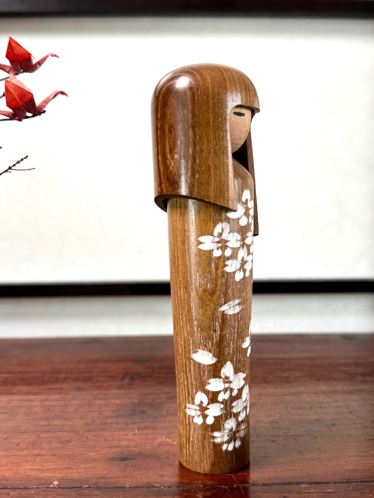kokeshi, poupée japonaise en bois décoré de fleurs blanches, profil droit