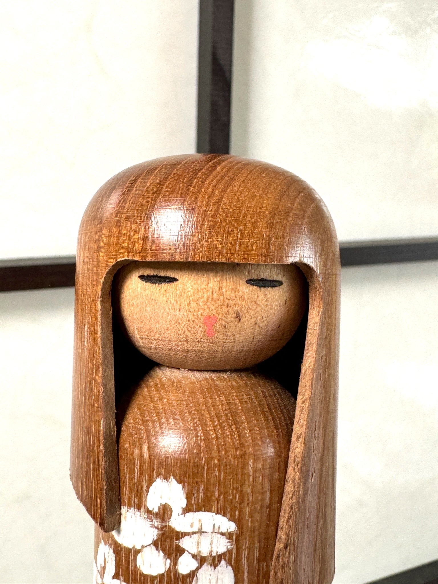 kokeshi, poupée japonaise en bois décoré de fleurs blanches, visage