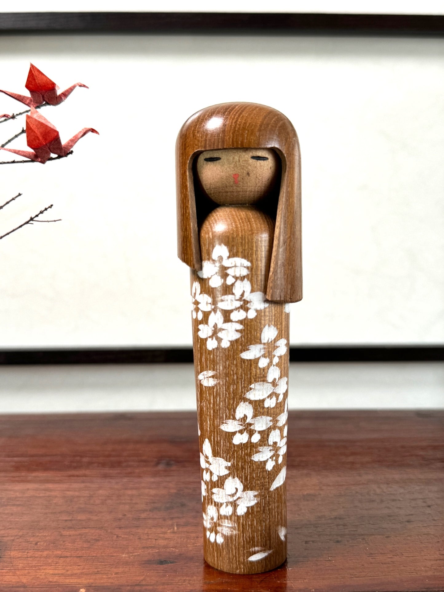 kokeshi, poupée japonaise en bois décoré de fleurs blanches