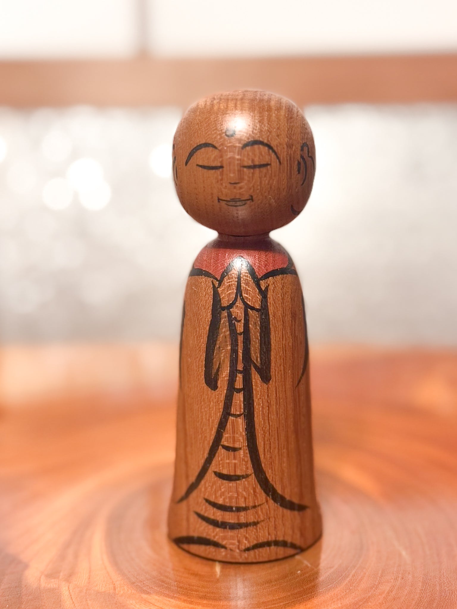 kokeshi représentant un jizo mains jointes en prière