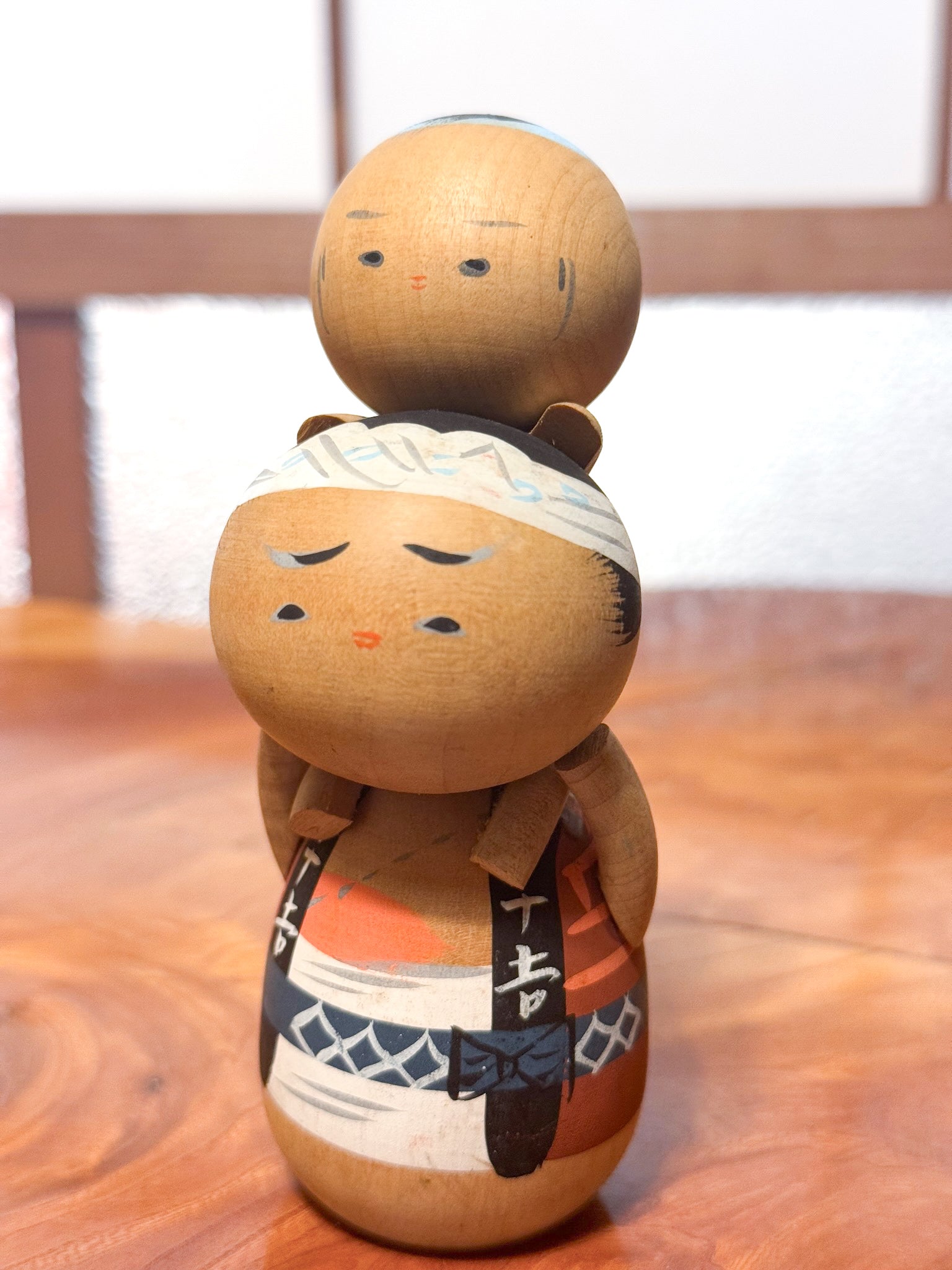 kokeshi japonaise vintage père portant enfant sur les épaules, face