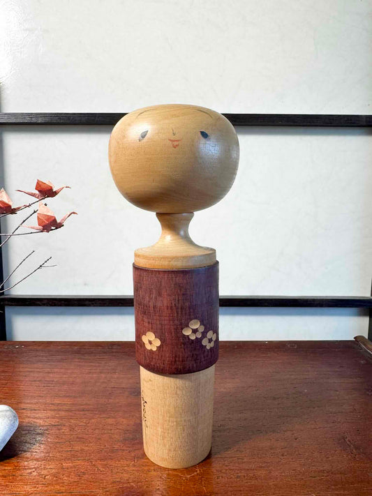 Kokeshi créative japonaise ancienne en bois naturel avec motifs floraux vu de face
