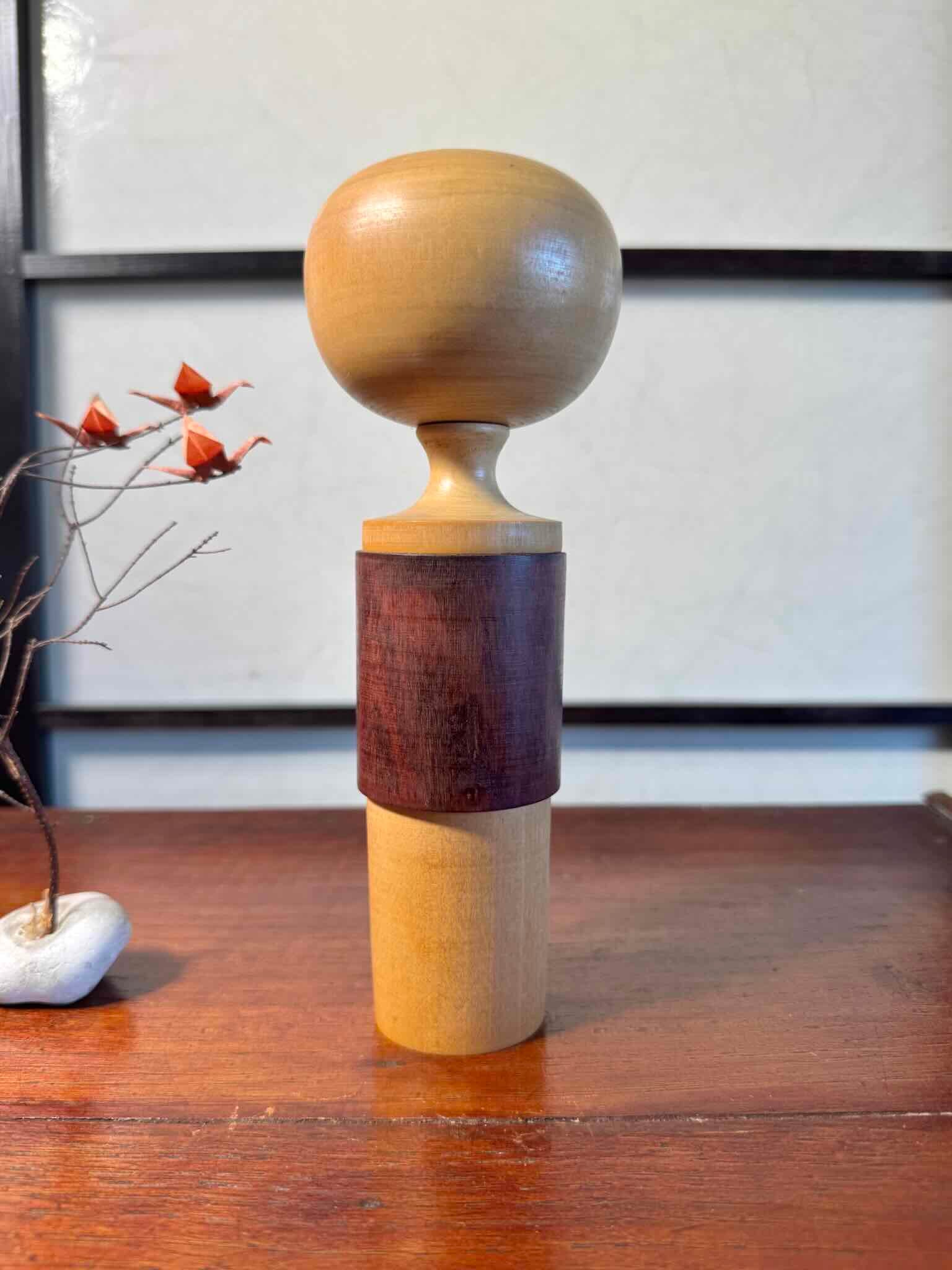 Kokeshi créative japonaise ancienne en bois naturel avec motifs floraux, vu de dos