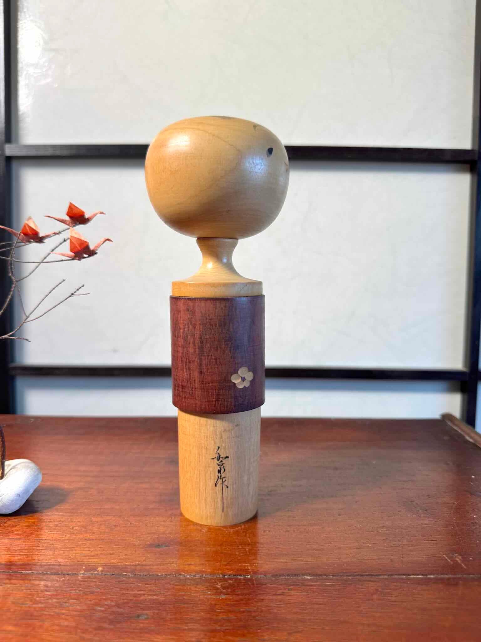 Kokeshi créative japonaise ancienne en bois naturel avec motifs floraux, profil droit