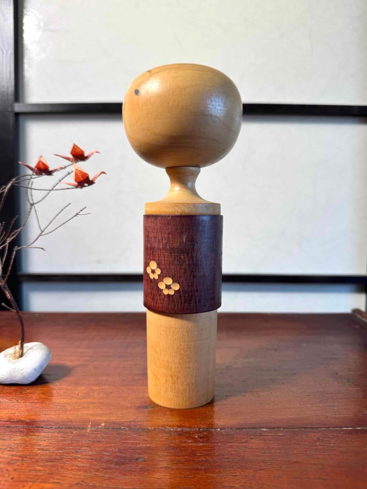 Kokeshi créative japonaise ancienne en bois naturel avec motifs floraux, profil gauche