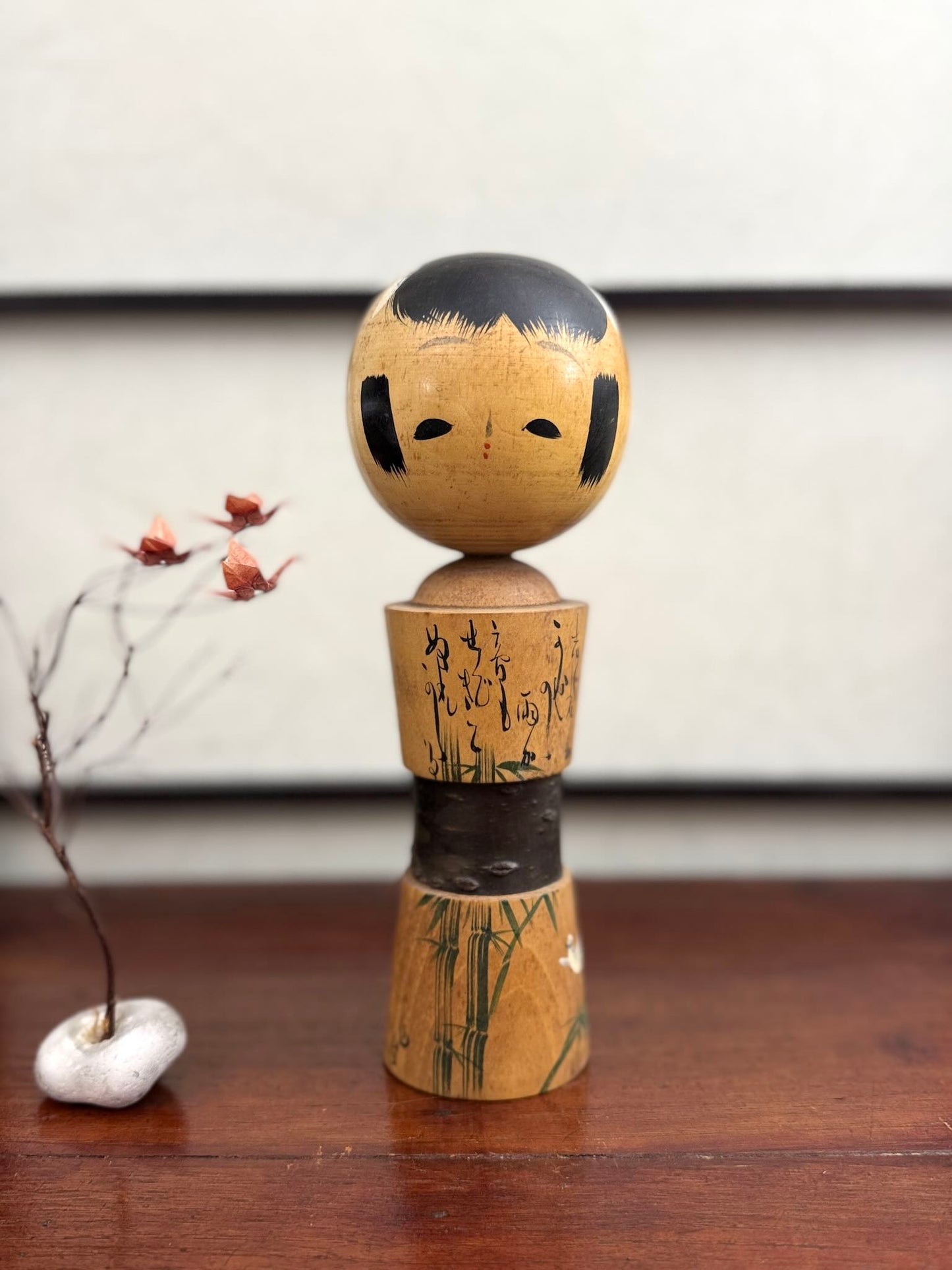 Kokeshi avec ecorce de cerisier, bambous et  calligraphie, face