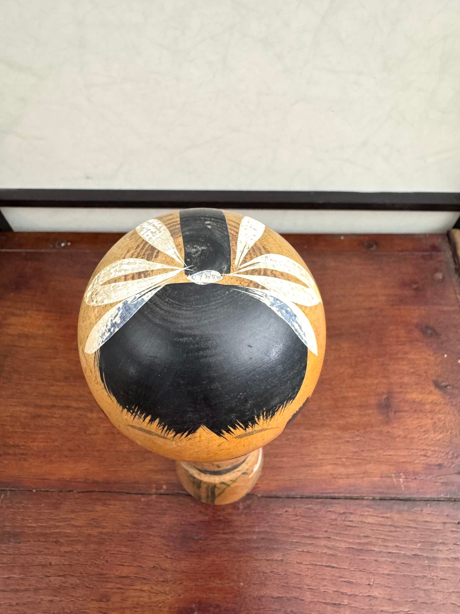 Kokeshi avec ecorce de cerisier, bambous et  calligraphie, vue dessus
