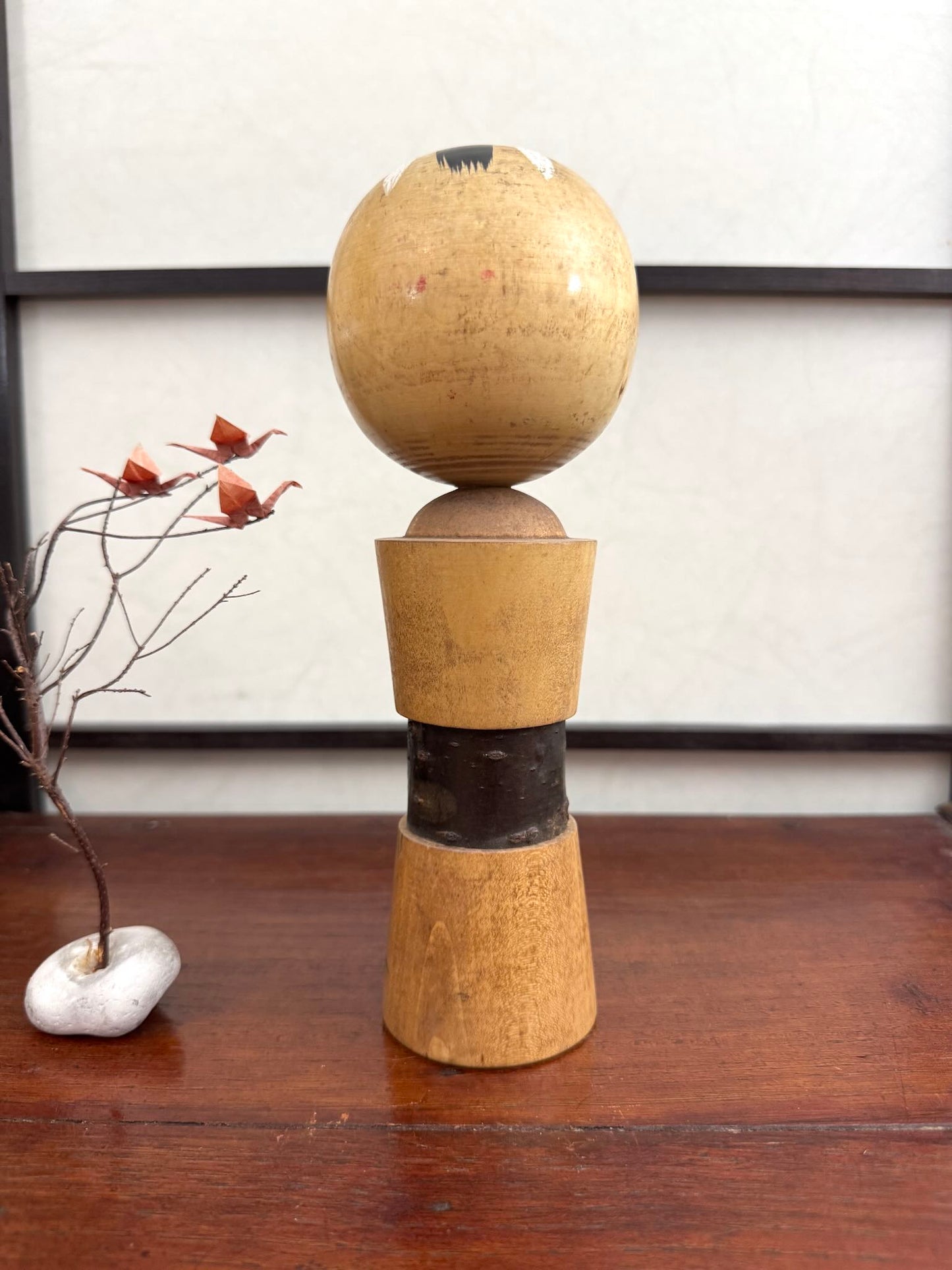 Kokeshi avec ecorce de cerisier, bambous et  calligraphie, vue de dos