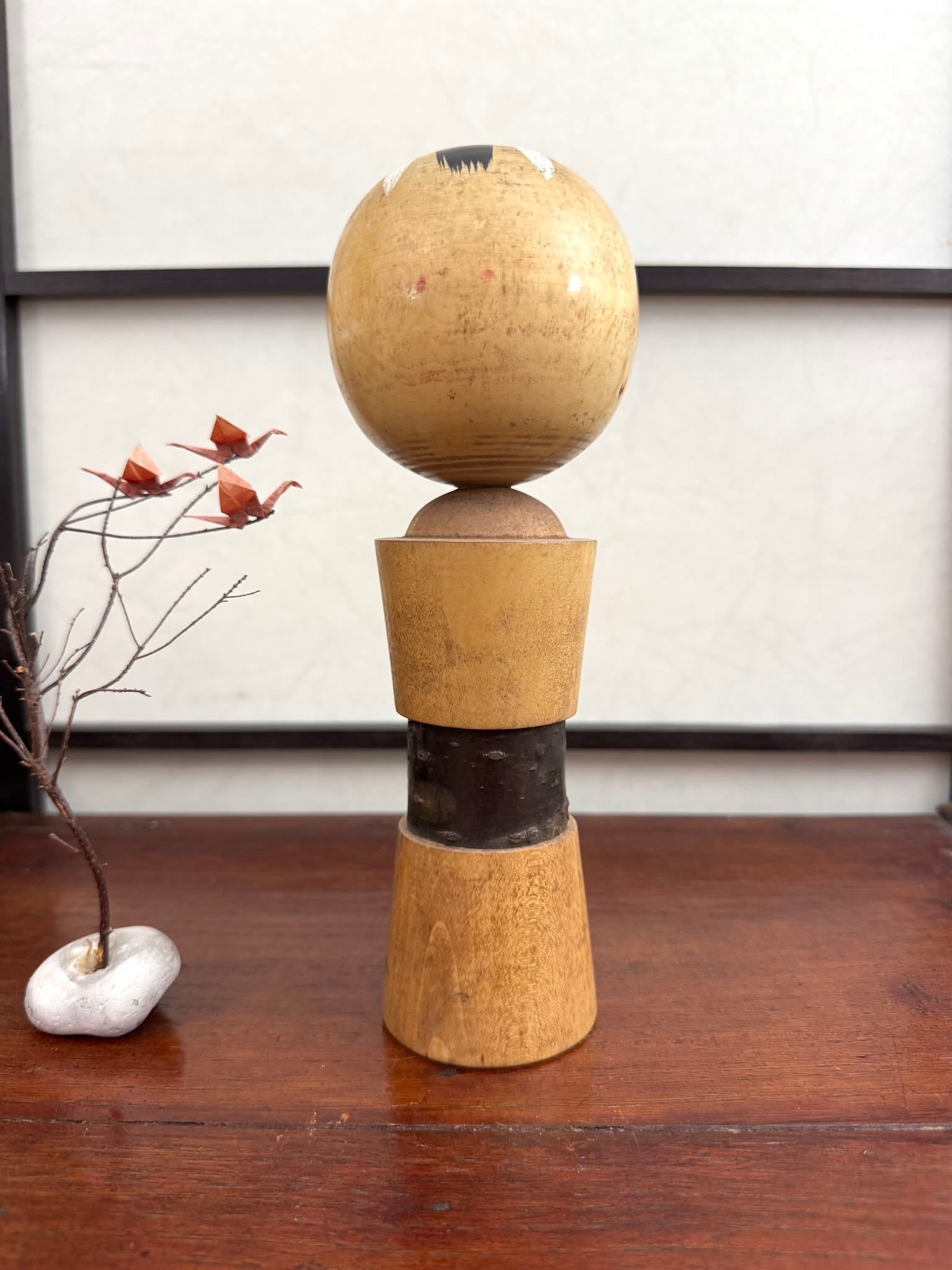 Kokeshi avec ecorce de cerisier, bambous et  calligraphie, vue de dos