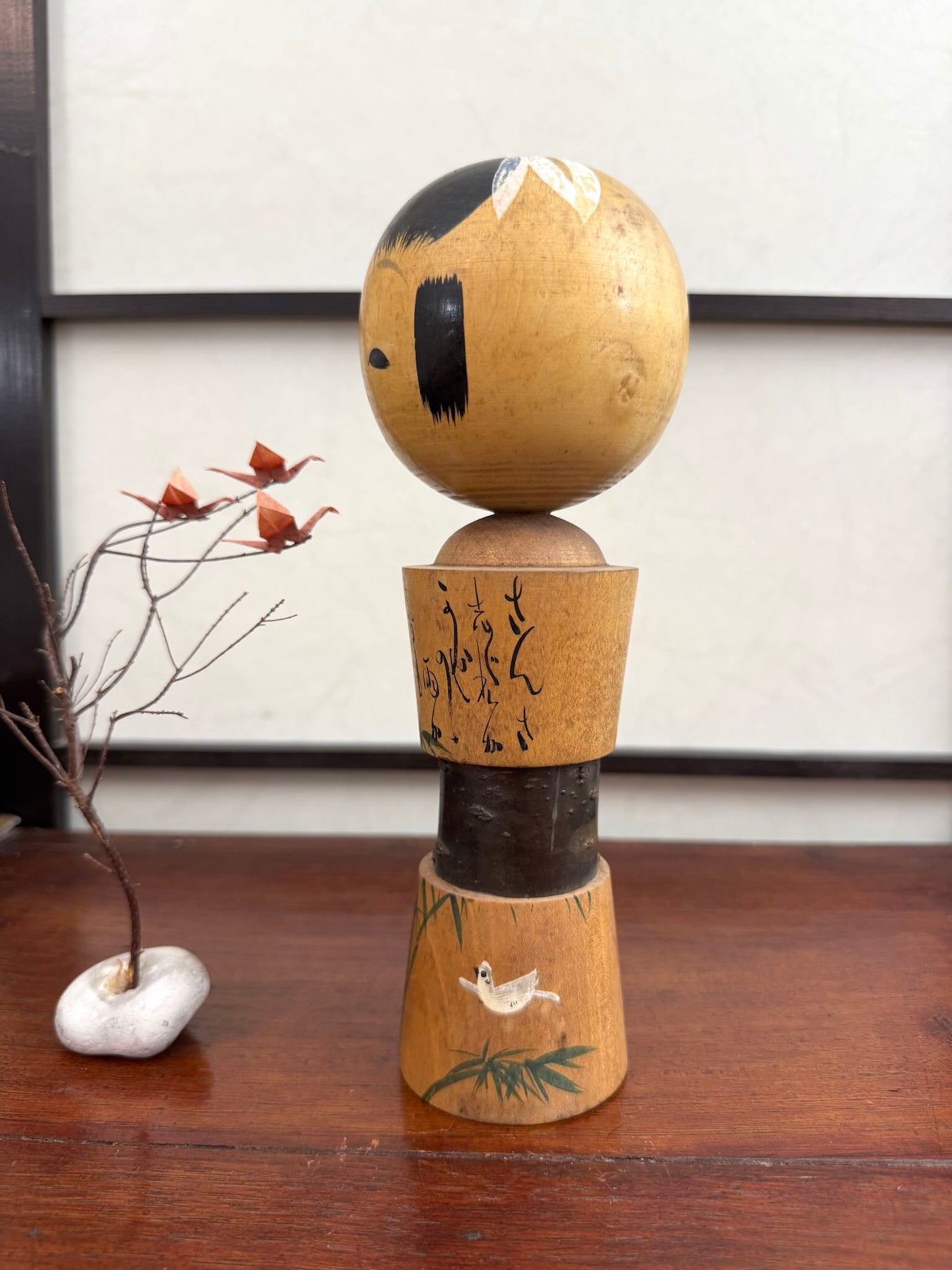 Kokeshi avec ecorce de cerisier, bambous et  calligraphie, vue profil 2