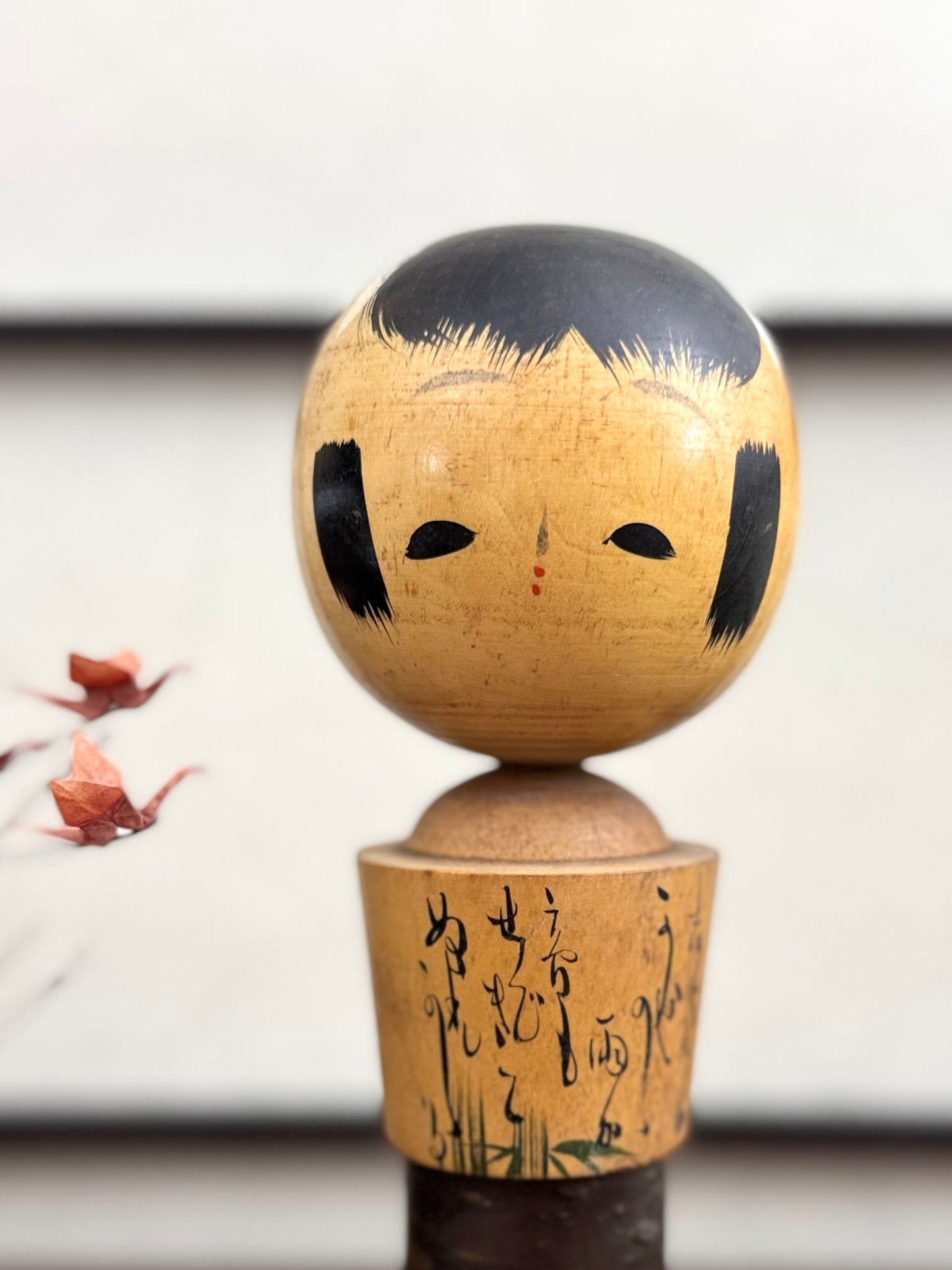 Kokeshi avec ecorce de cerisier, bambous et  calligraphie tête
