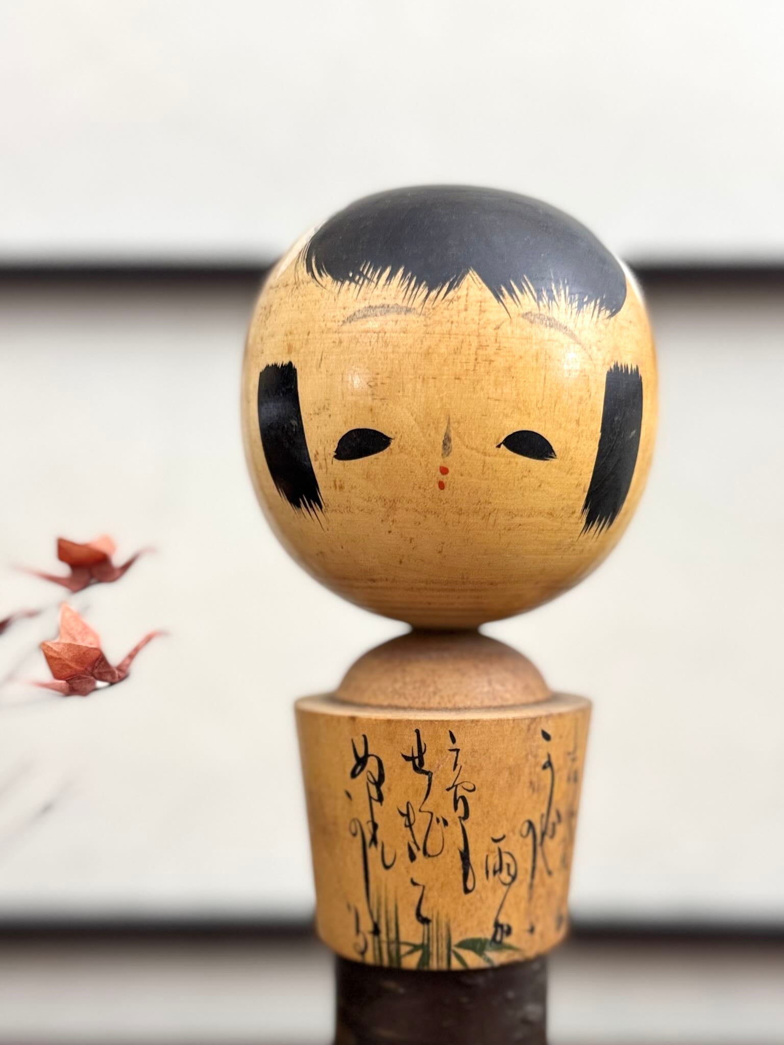 Kokeshi avec ecorce de cerisier, bambous et  calligraphie tête