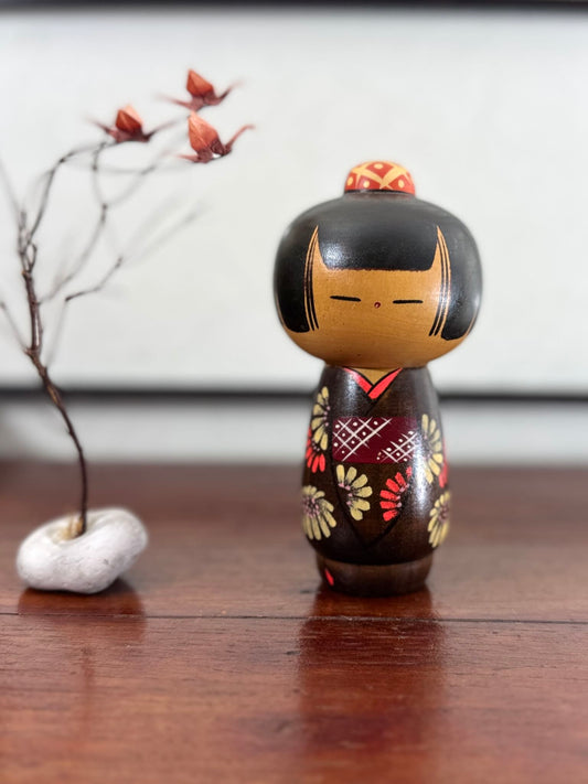 Poupée Kokeshi en bois, chignon et kimono et fleurs peintes