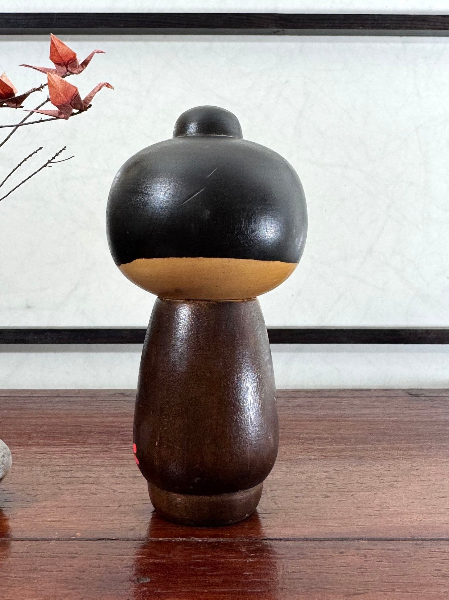 Poupée Kokeshi en bois, chignon et kimono et fleurs peintes, vue de dos