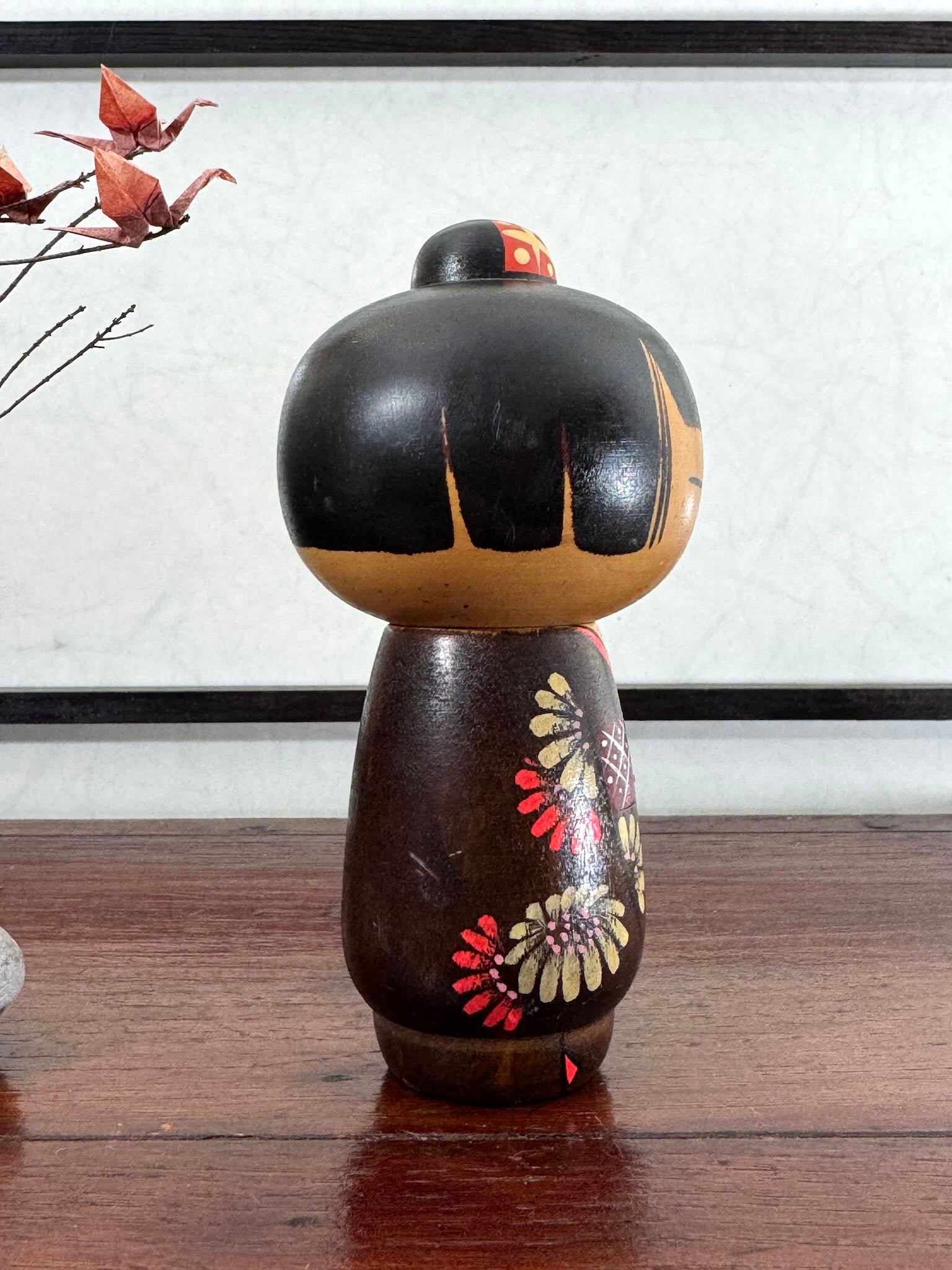 Poupée Kokeshi en bois, chignon et kimono et fleurs peintes, vue profil