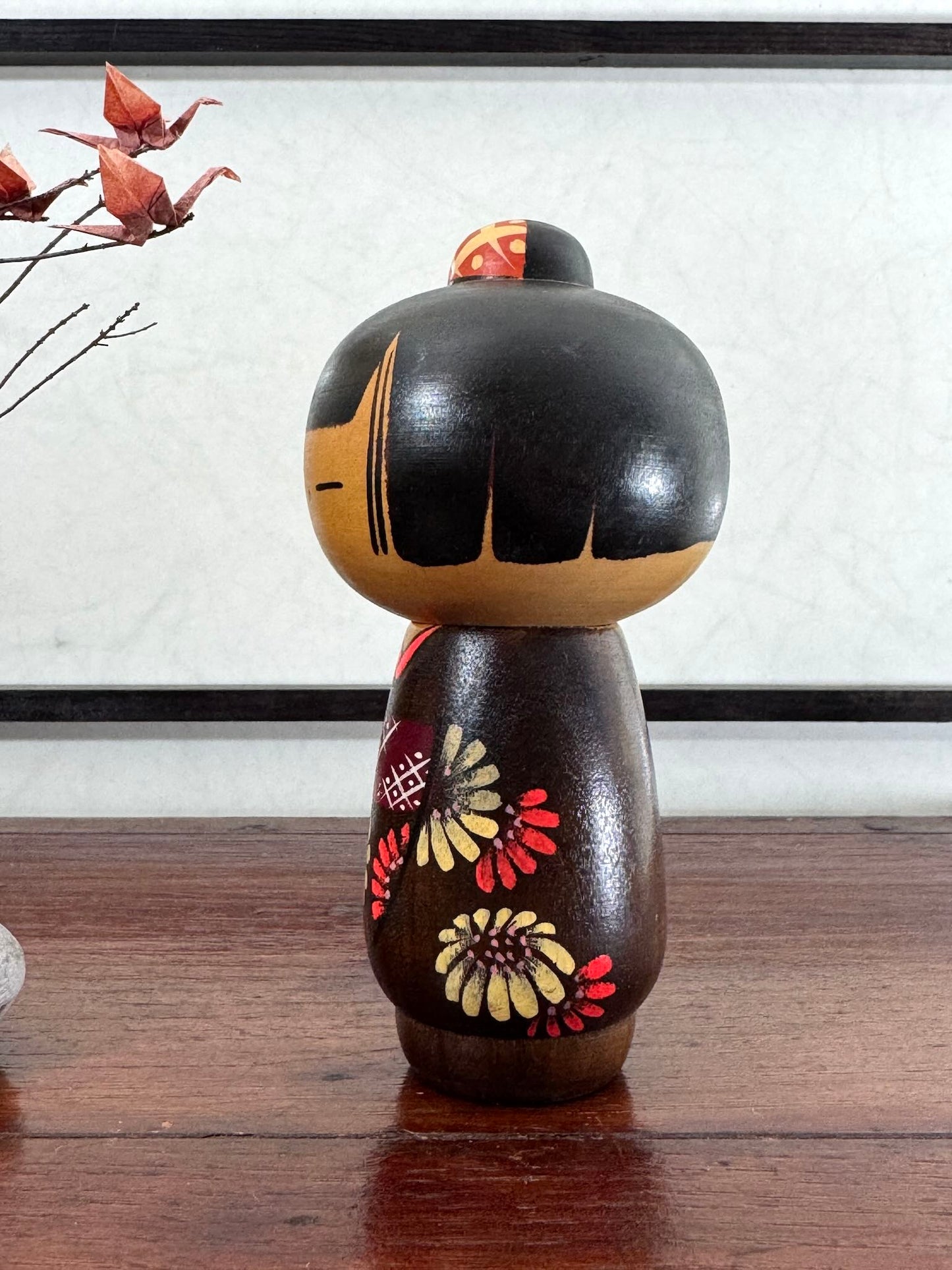 Poupée Kokeshi en bois, chignon et kimono et fleurs peintes, vue profil 2
