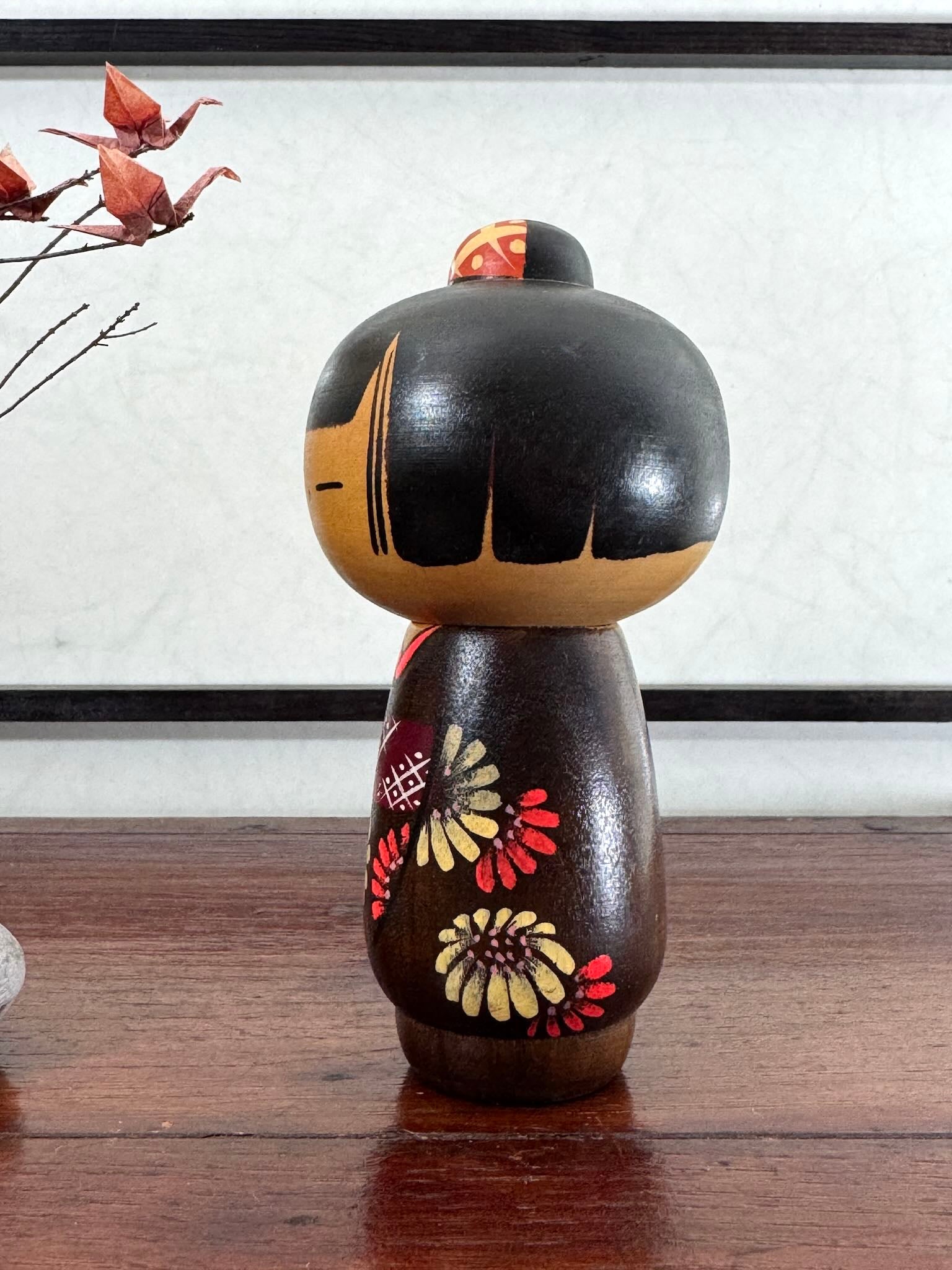 Poupée Kokeshi en bois, chignon et kimono et fleurs peintes, vue profil 2