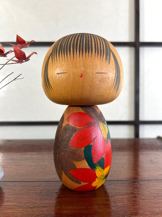 kokeshi poupée japonaise en bois motif feuille automne
