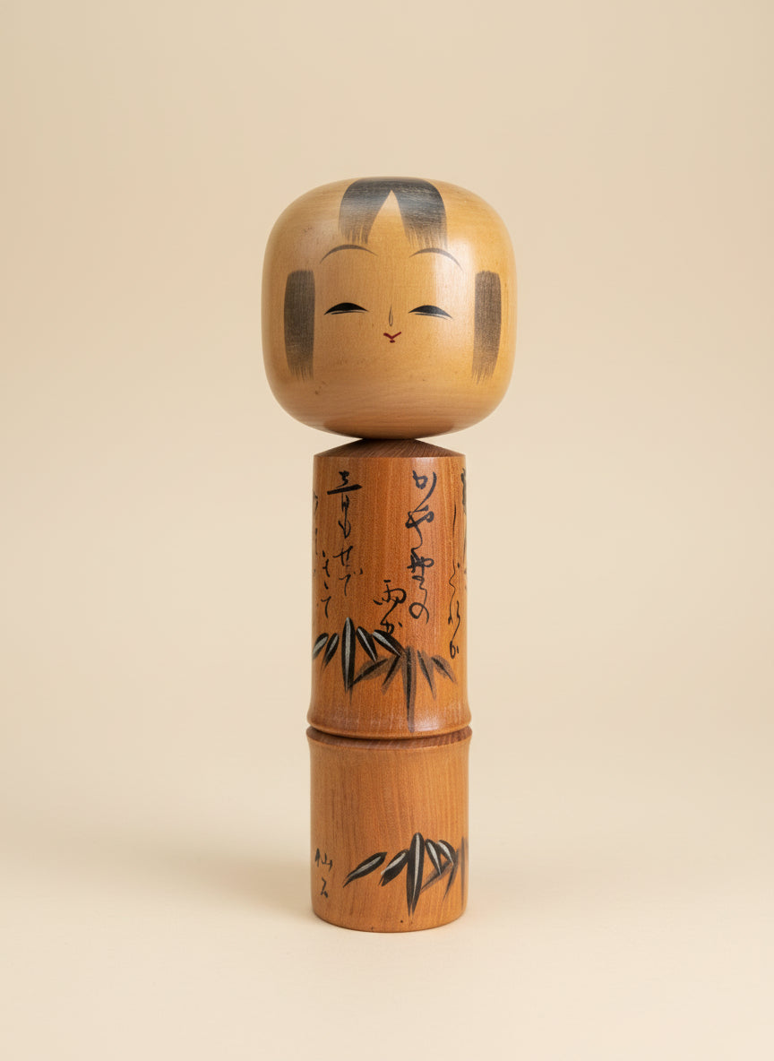 Kokeshi bambou et poème calligraphié face