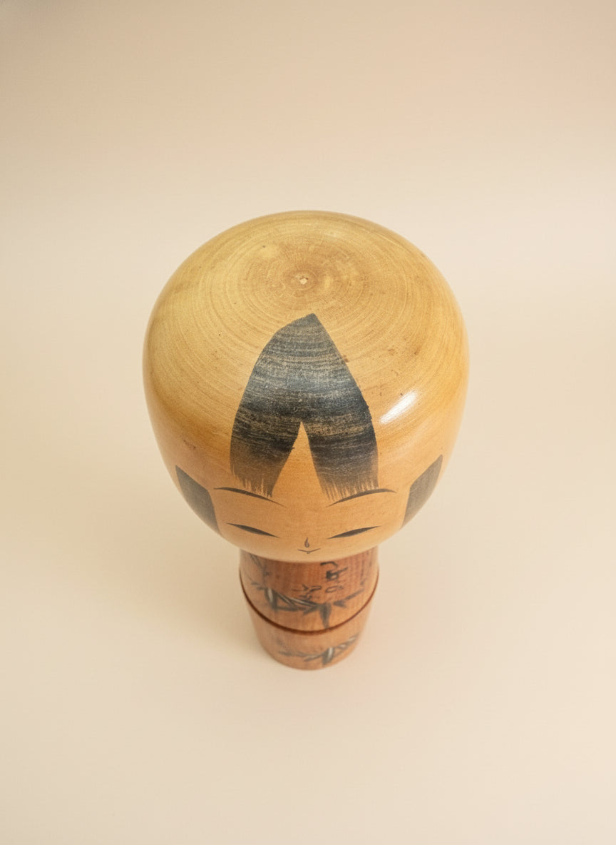 Kokeshi bambou et poème calligraphié vue dessus