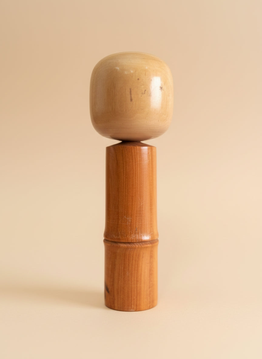 Kokeshi bambou et poème calligraphié vue de dos