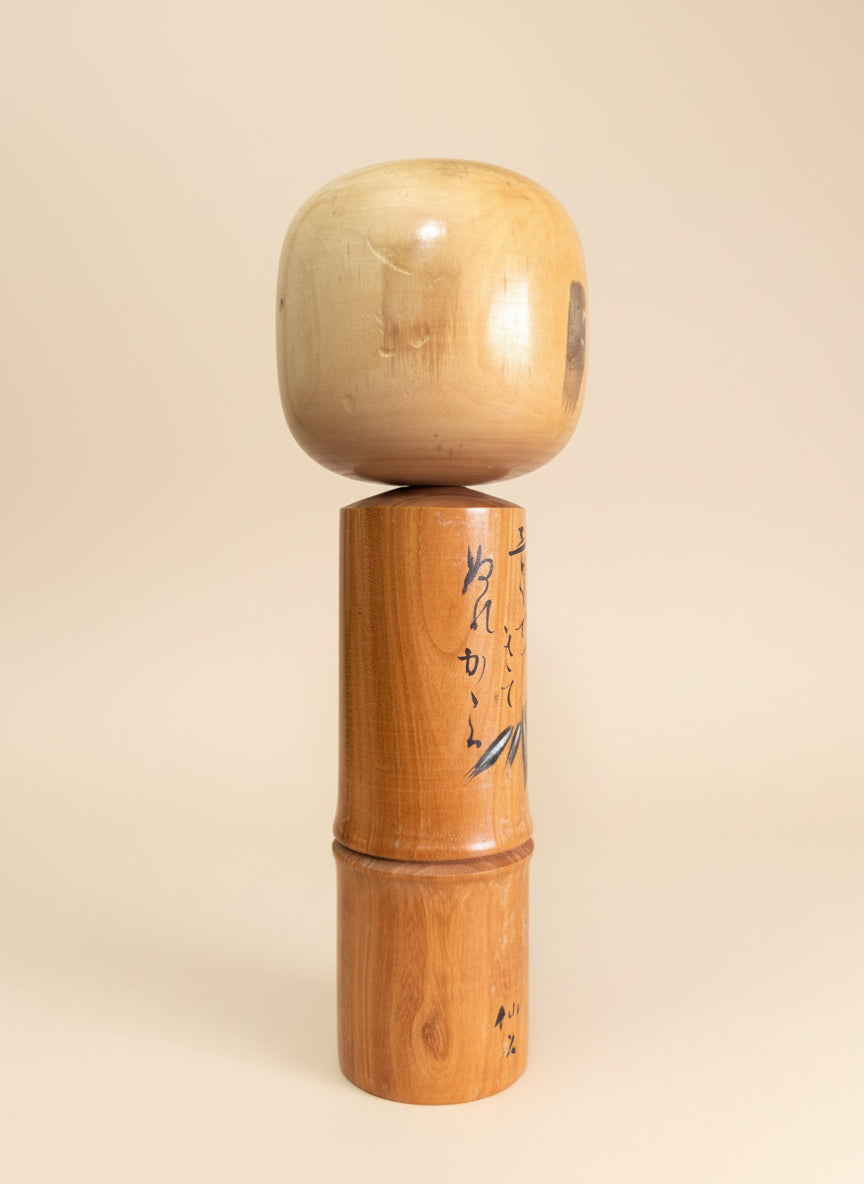 Kokeshi bambou et poème calligraphié profil 1